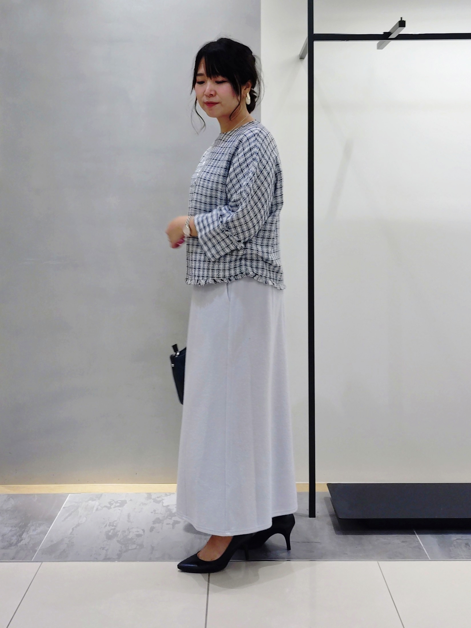TOMOMIさんの「INDIVI｜【合皮／ショルダー付】スエード調ミドルバッグ」を使ったコーディネート