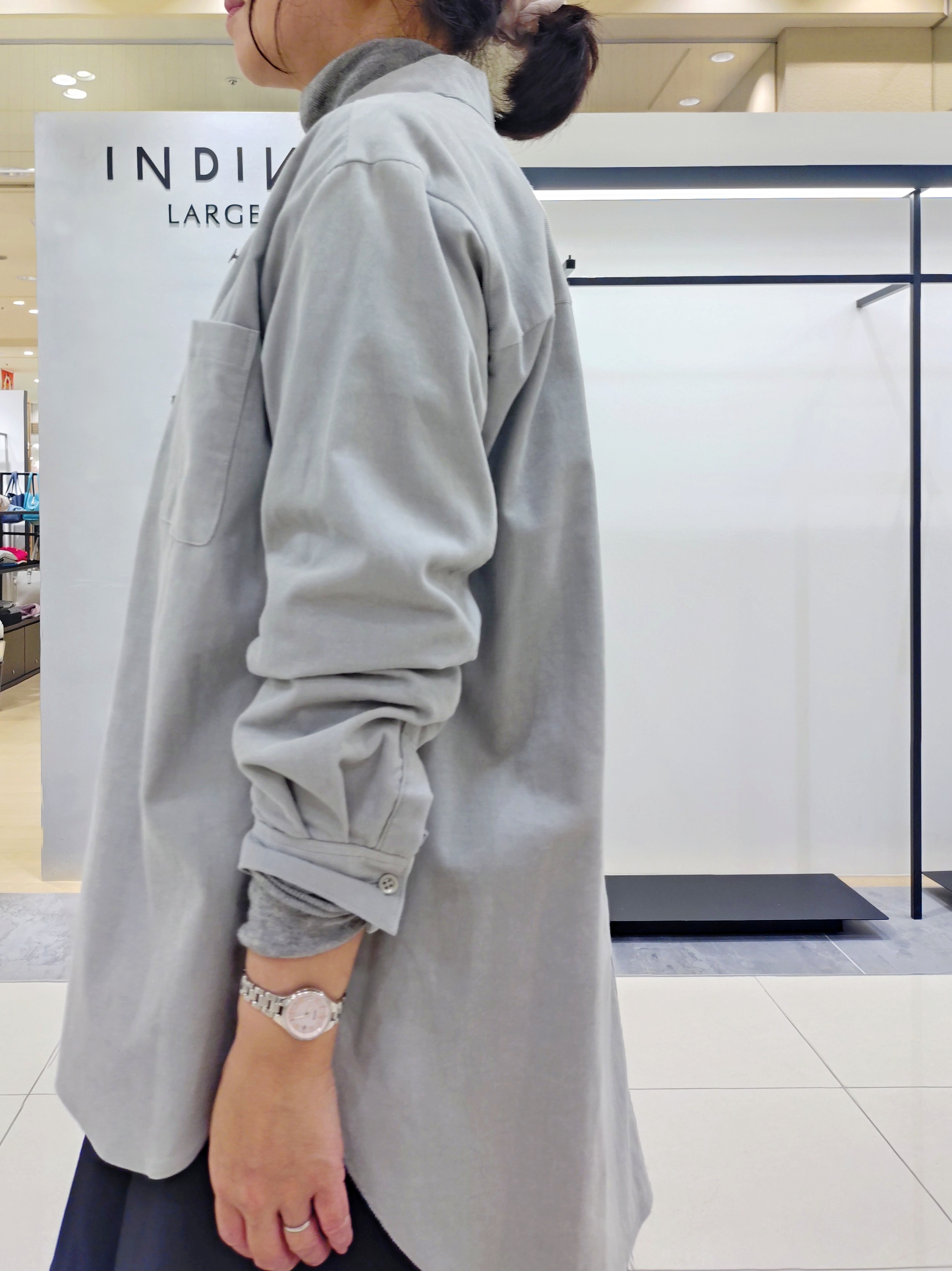 TOMOMIさんの「INDIVI｜【大人コーデュロイ／SETUP可】オーバーサイズシャツ」を使ったコーディネート