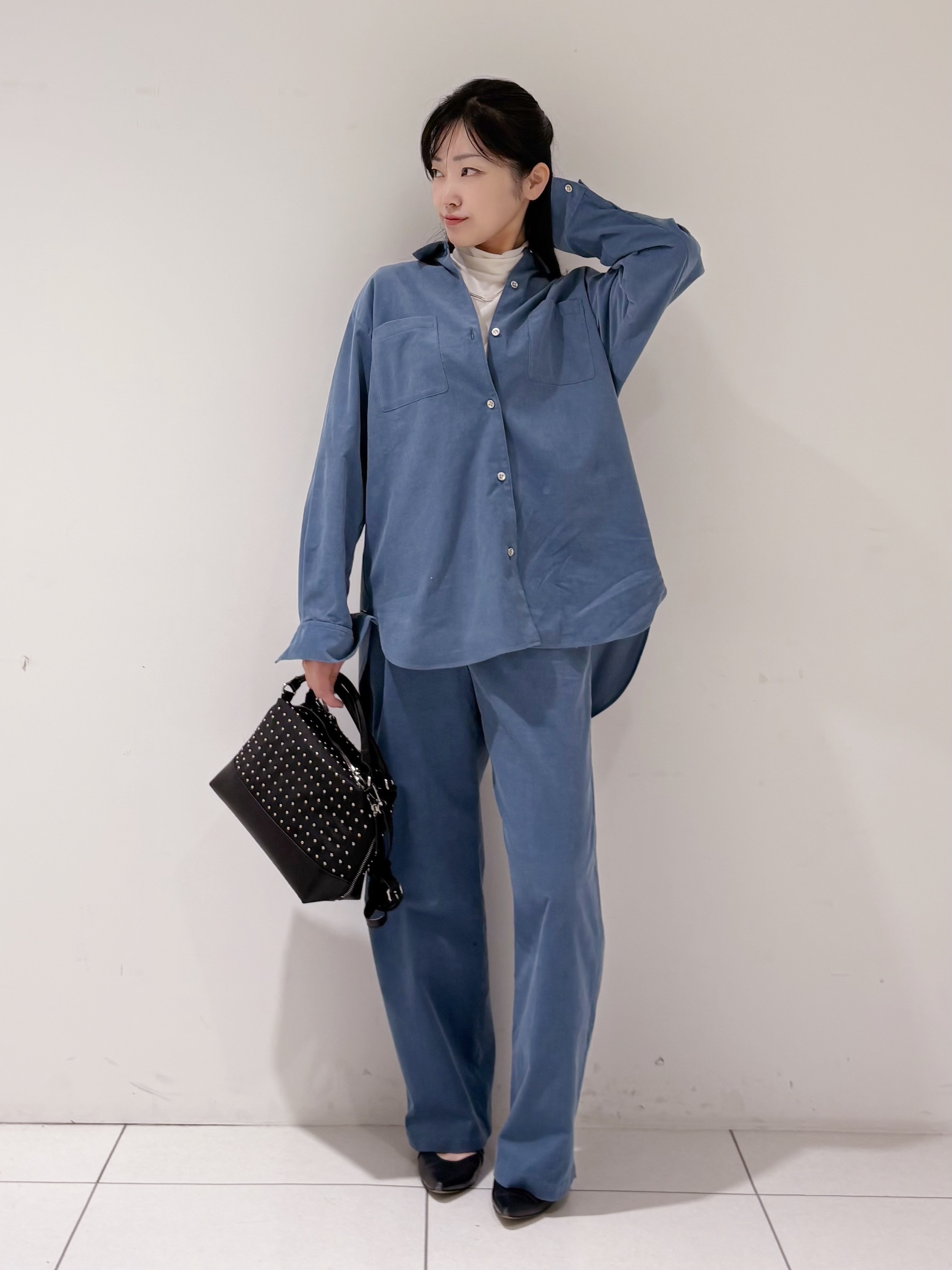 momokoさんの「INDIVI｜【大人コーデュロイ／SETUP可】オーバーサイズシャツ」を使ったコーディネート
