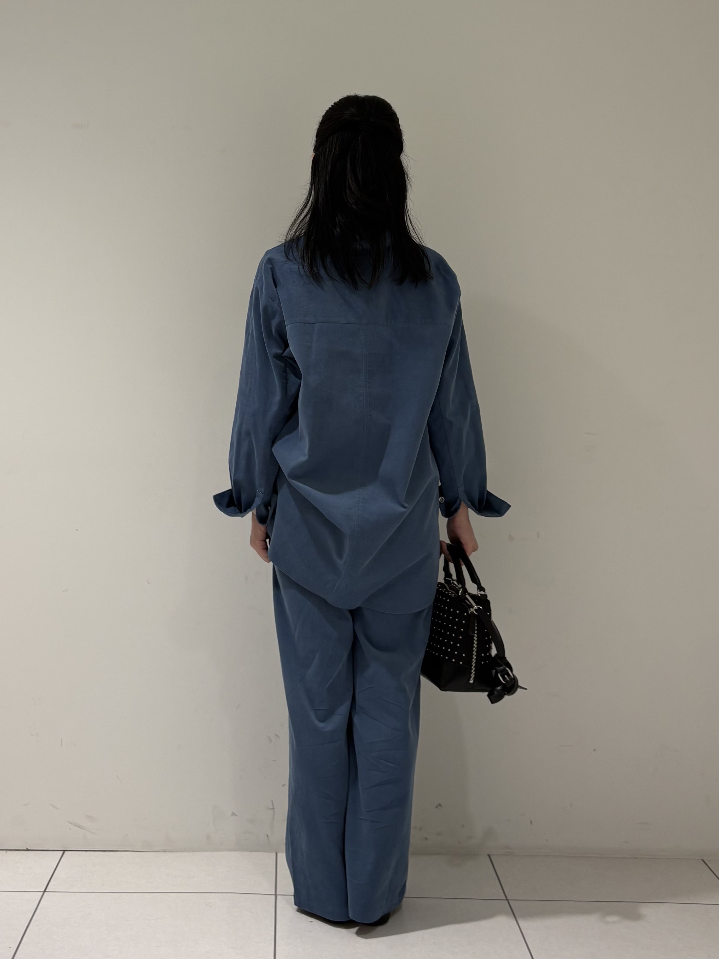 momokoさんの「INDIVI｜【大人コーデュロイ／SETUP可】オーバーサイズシャツ」を使ったコーディネート