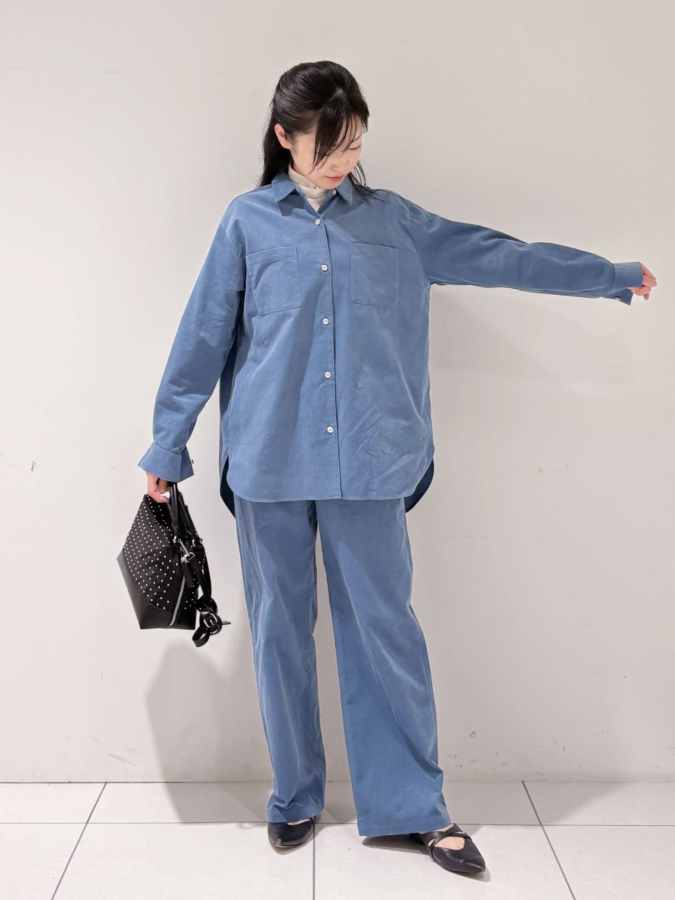 momokoさんの「INDIVI｜【大人コーデュロイ／SETUP可】オーバーサイズシャツ」を使ったコーディネート