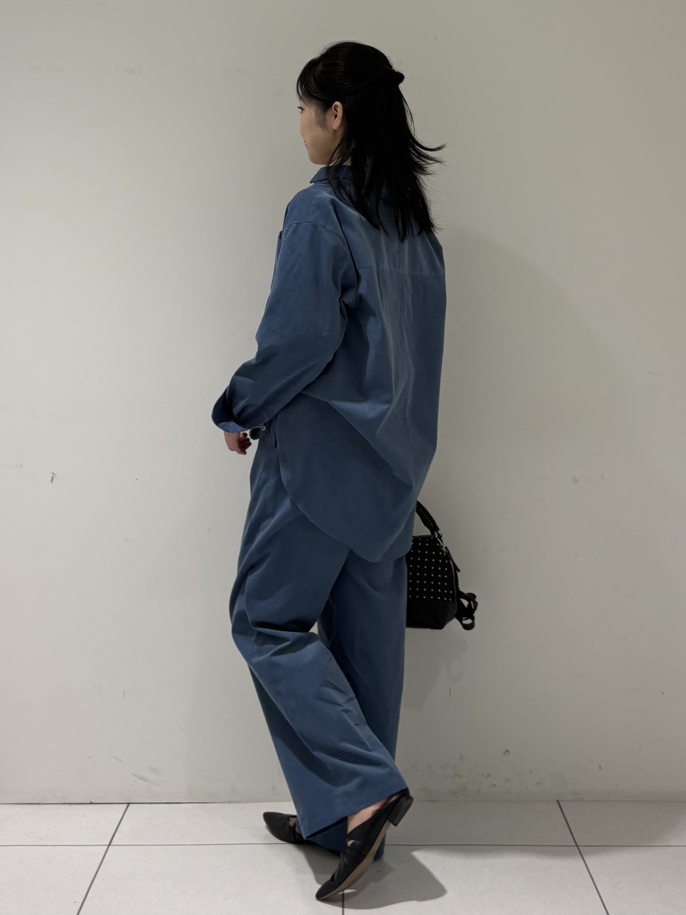 momokoさんの「INDIVI｜【大人コーデュロイ／SETUP可】オーバーサイズシャツ」を使ったコーディネート