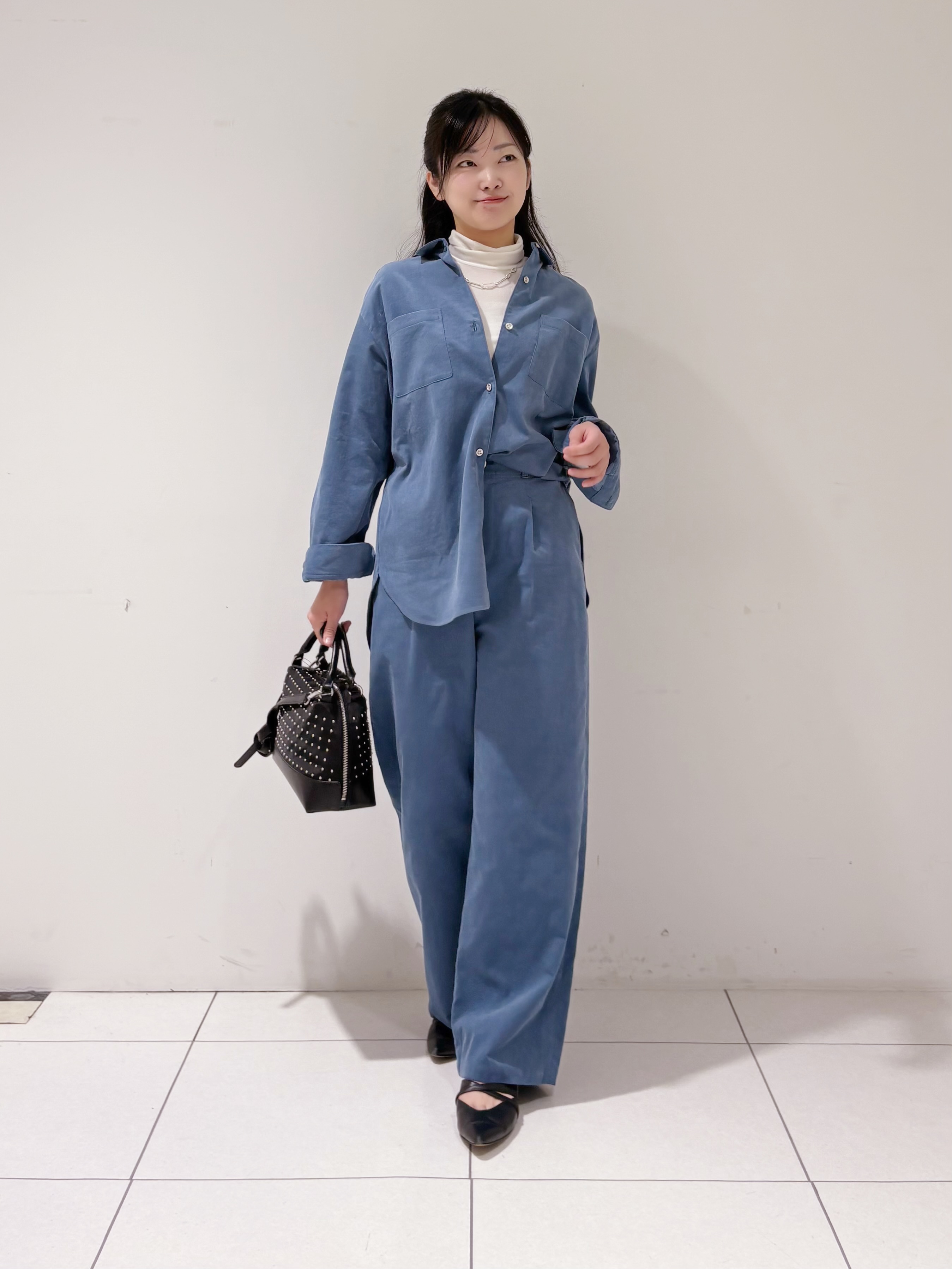 momokoさんの「INDIVI｜【大人コーデュロイ／SETUP可】オーバーサイズシャツ」を使ったコーディネート