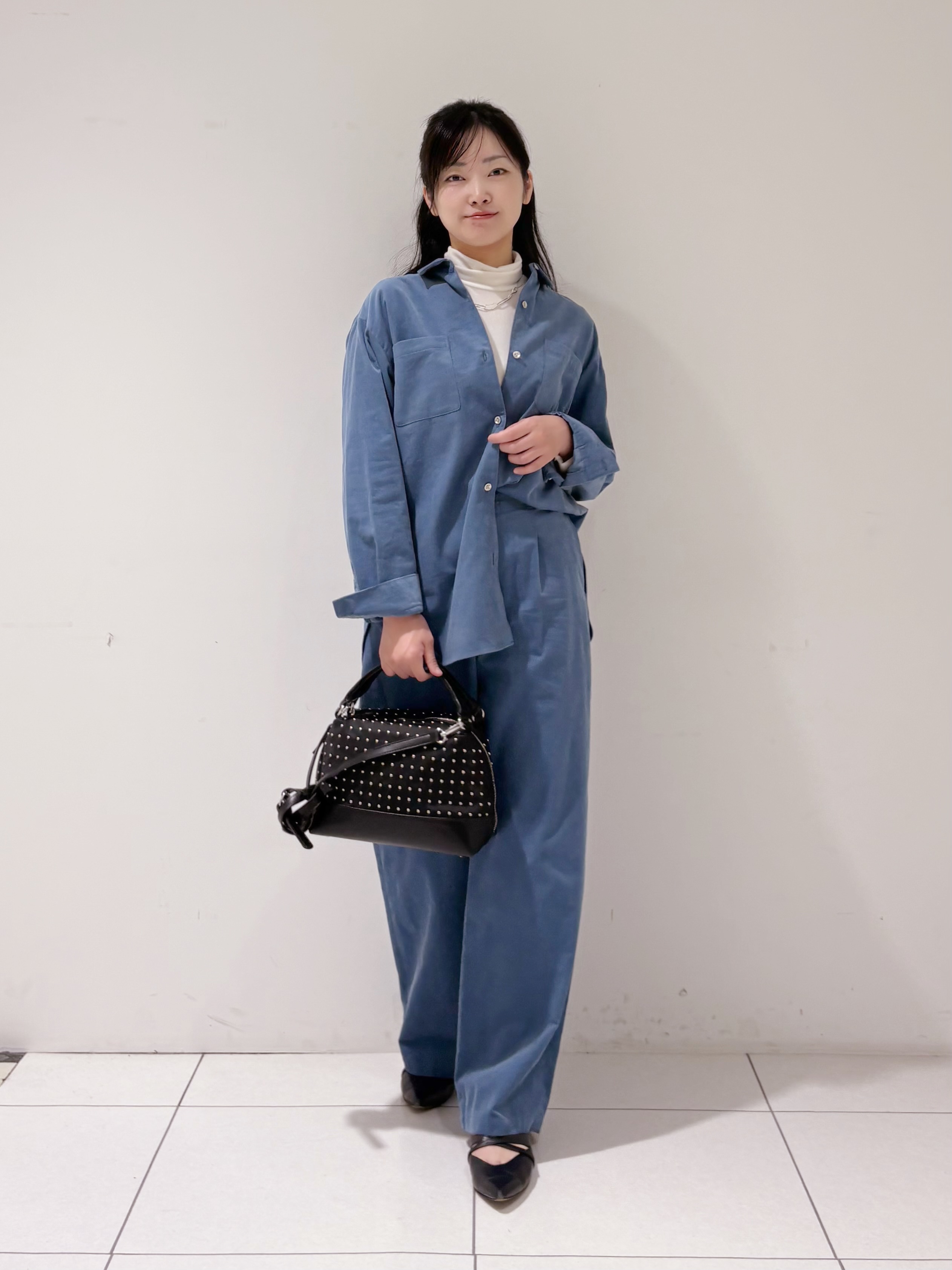 momokoさんの「INDIVI｜【大人コーデュロイ／SETUP可】オーバーサイズシャツ」を使ったコーディネート