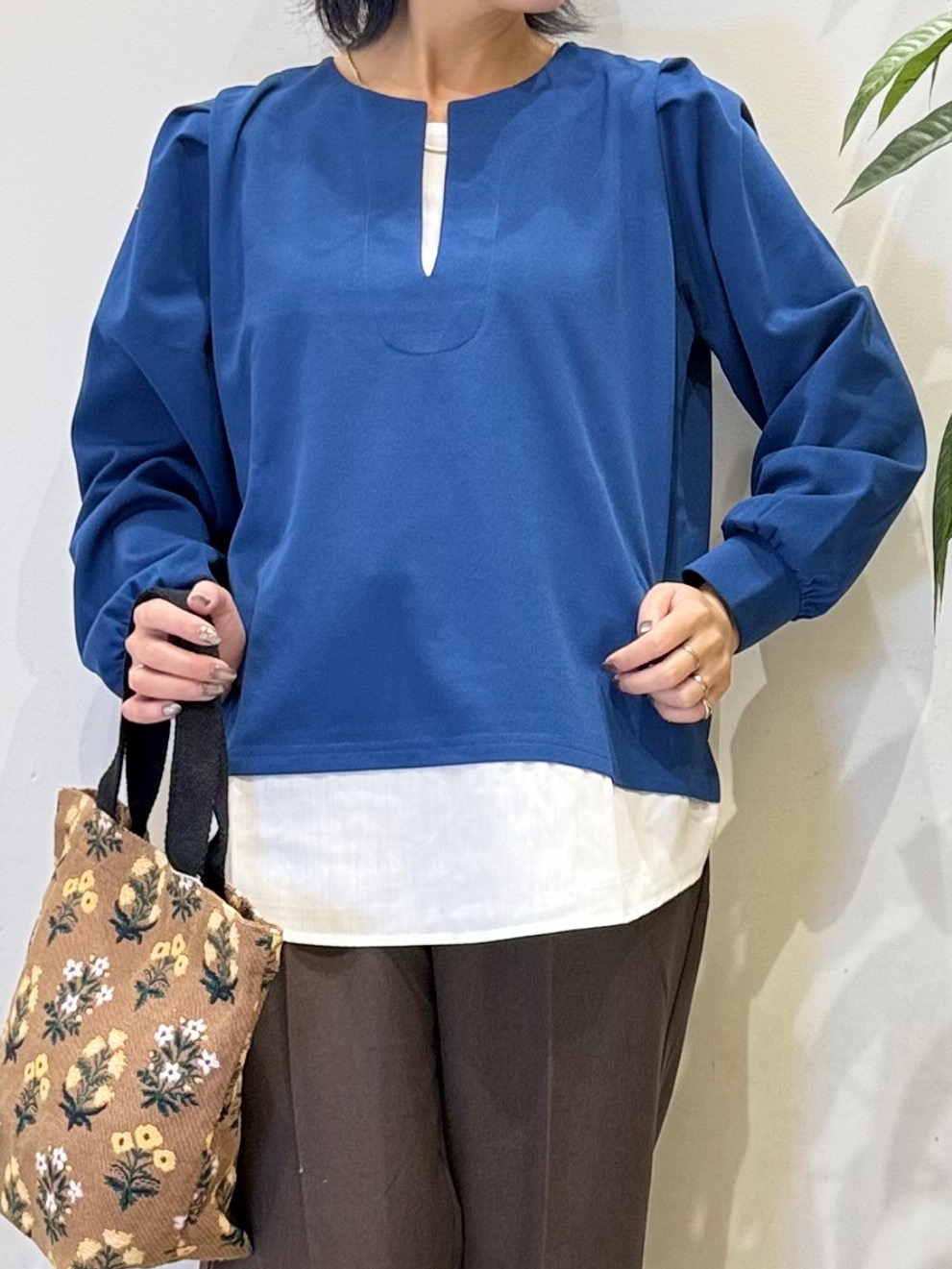misakiさんの「SHOO･LA･RUE｜【S-LL/洗濯機可】1枚で完成 アクセいらずのレイヤード風ブラウス」を使ったコーディネート