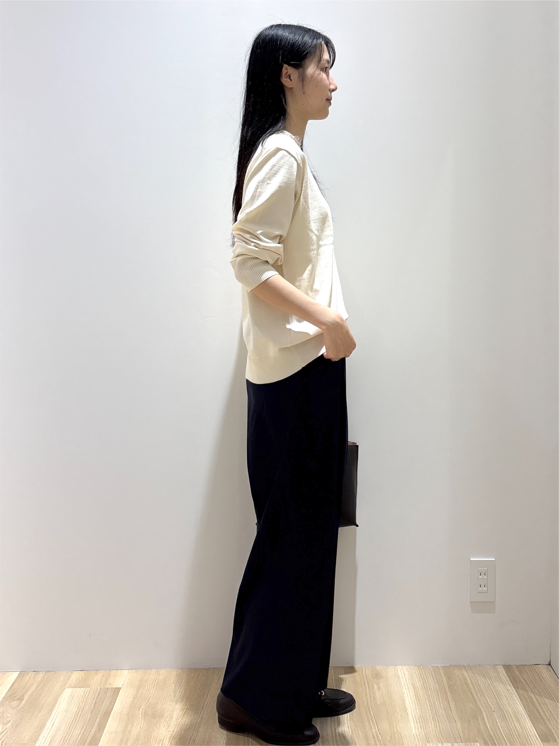 sachikoさんの「OPAQUE.CLIP｜レース付きVネックニット【洗濯機OK】」を使ったコーディネート