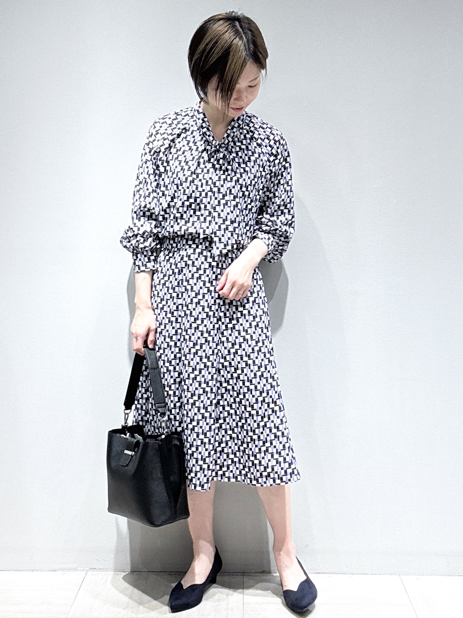 まちこさんの「Reflect｜【SS-4Lサイズ／セットアップ】幾何柄プリント ボウタイデザインブラウス」を使ったコーディネート