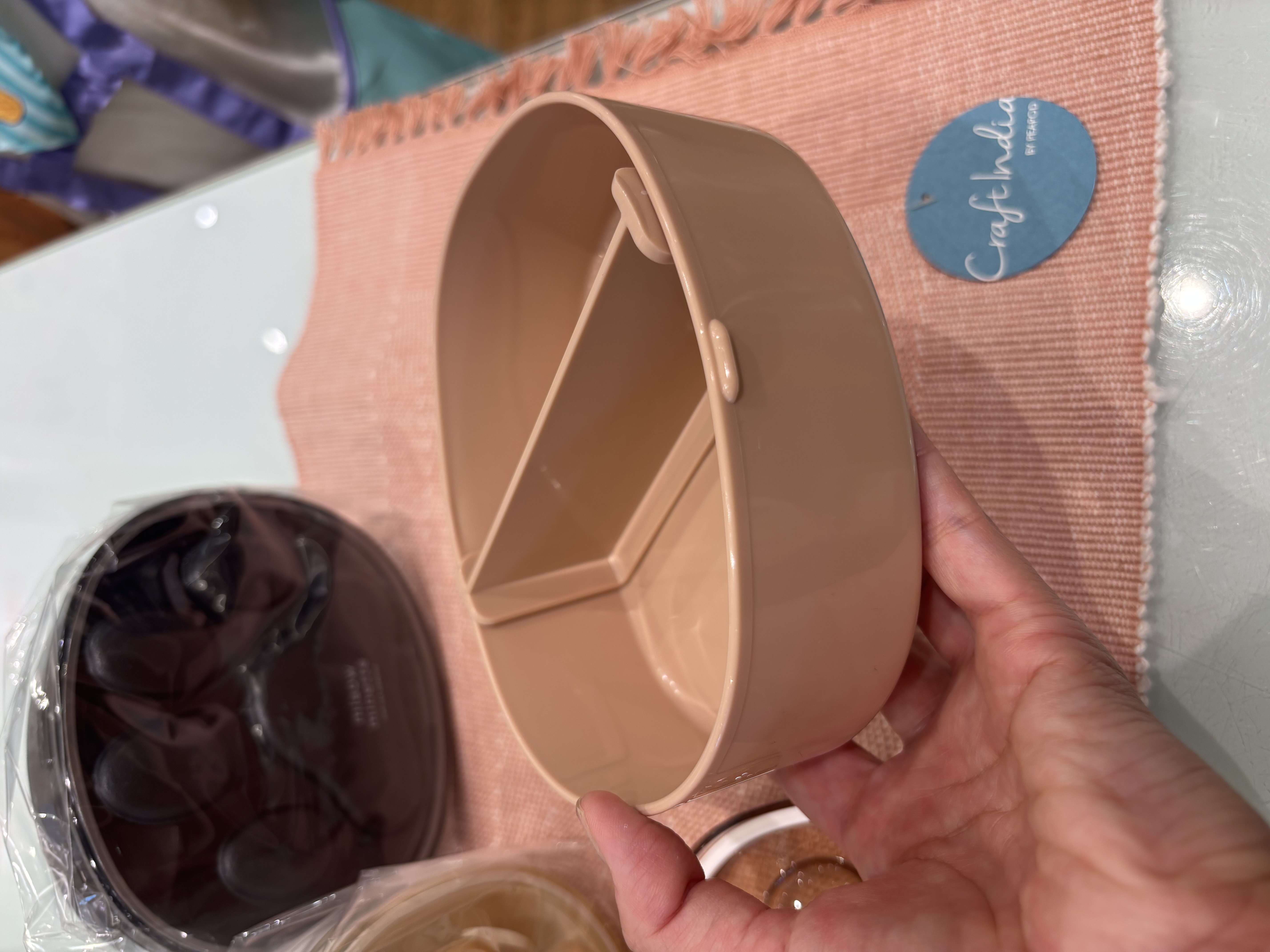 knさんの「212 KITCHEN STORE｜にゃお にくきゅうワンタッチランチ P」を使ったコーディネート