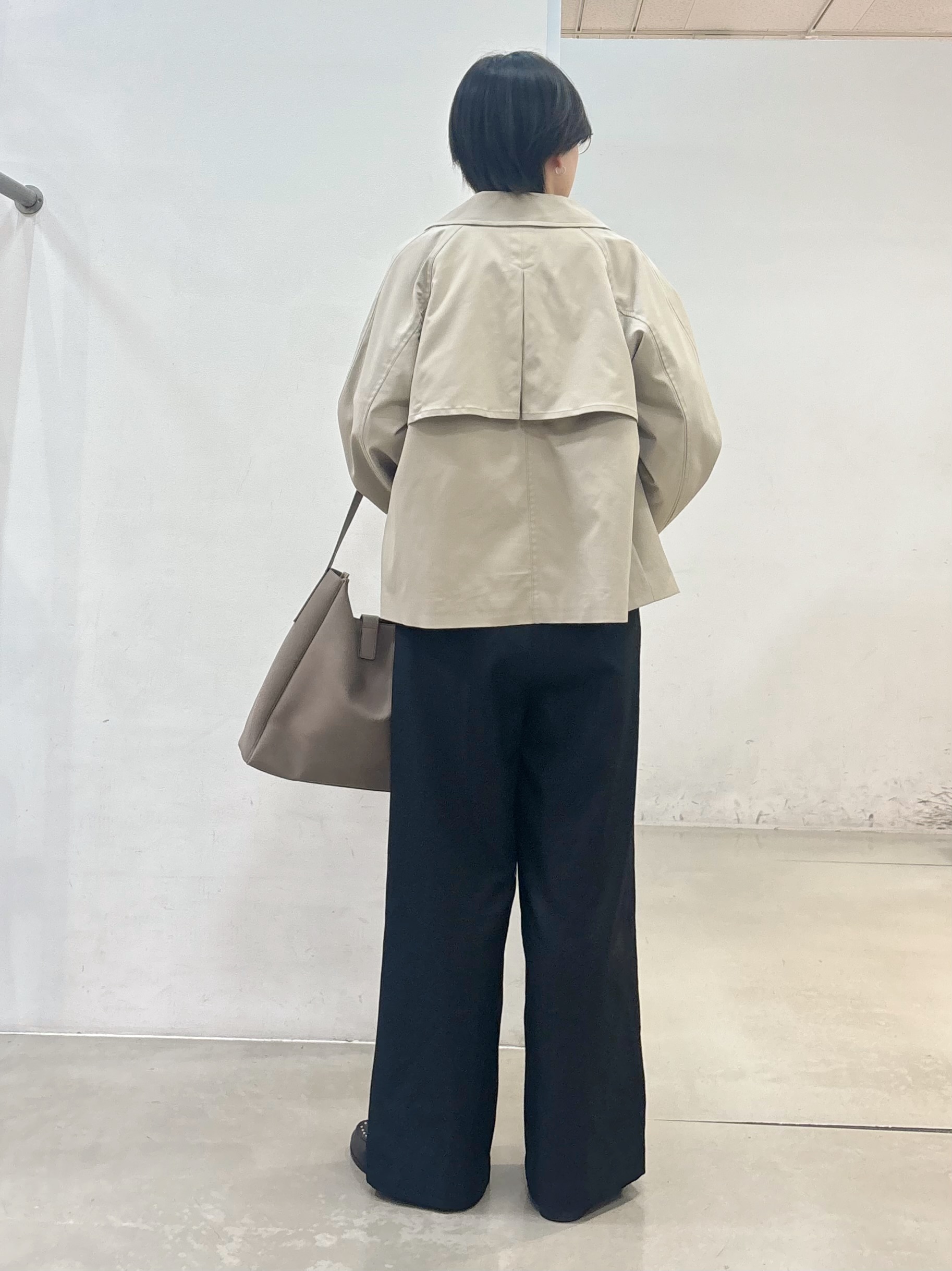 しばさんの「THE SHOP TK｜羽織るだけでこなれ見え ショートトレンチコート」を使ったコーディネート