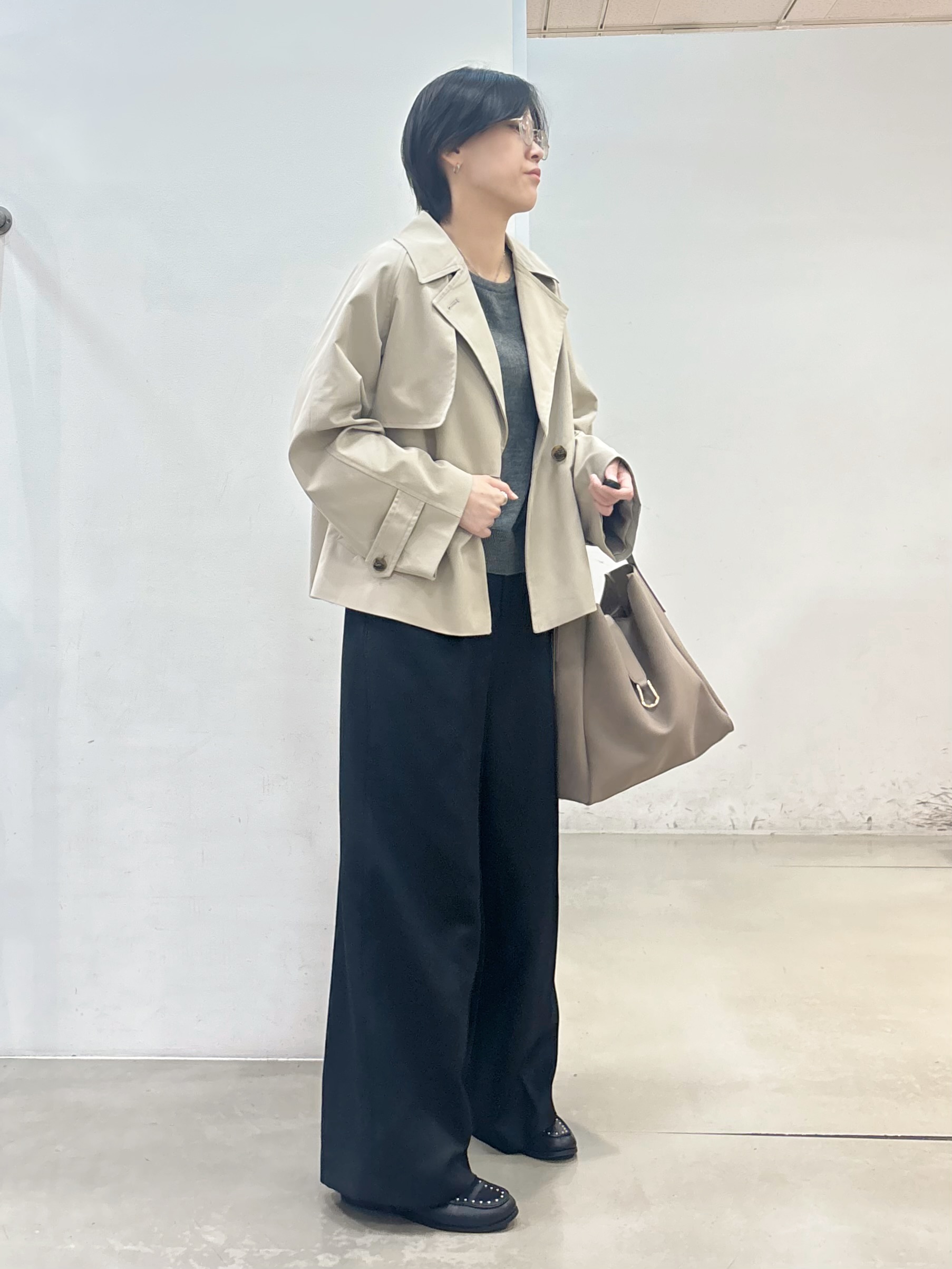 しばさんの「THE SHOP TK｜羽織るだけでこなれ見え ショートトレンチコート」を使ったコーディネート