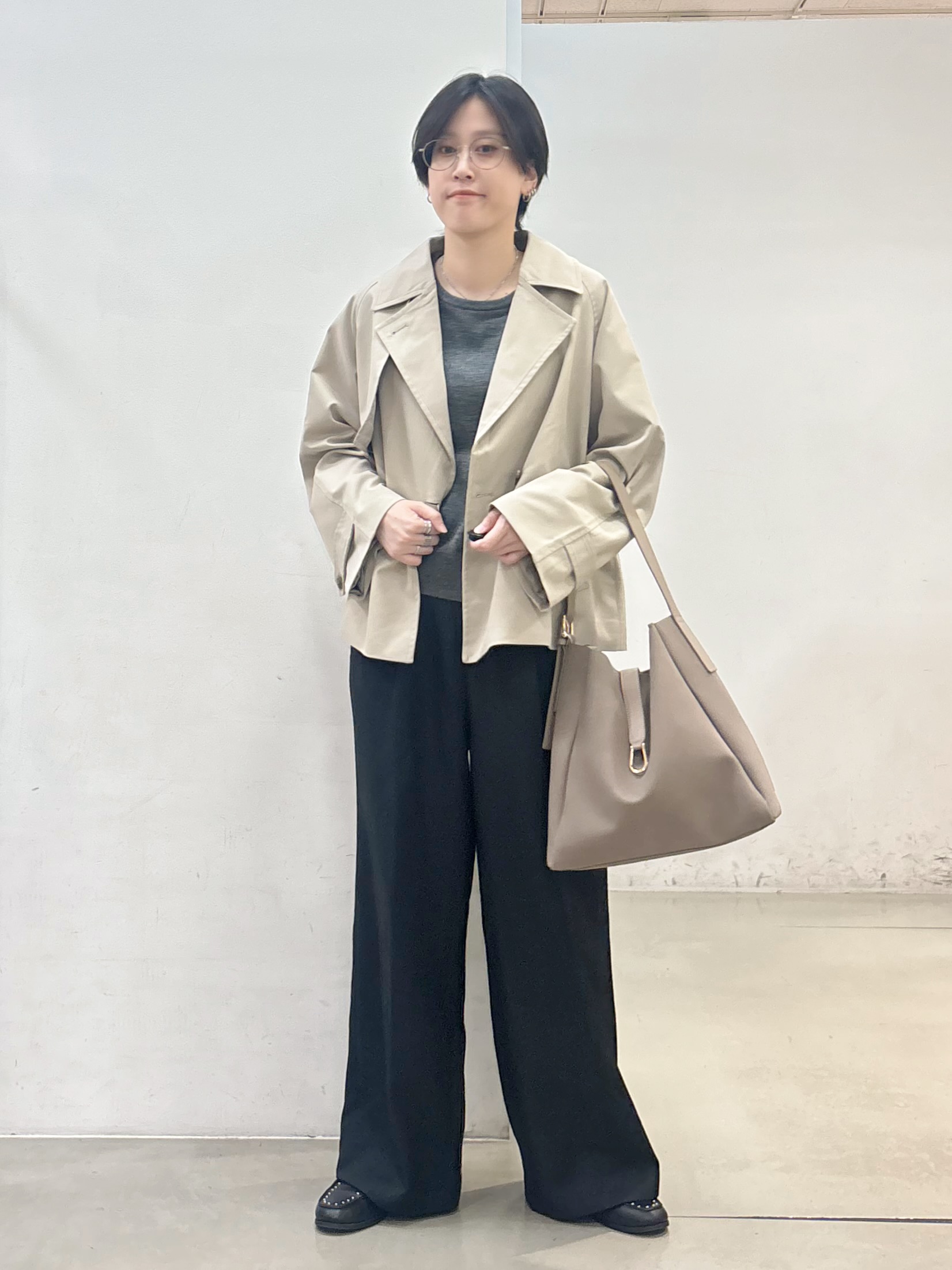 しばさんの「THE SHOP TK｜羽織るだけでこなれ見え ショートトレンチコート」を使ったコーディネート