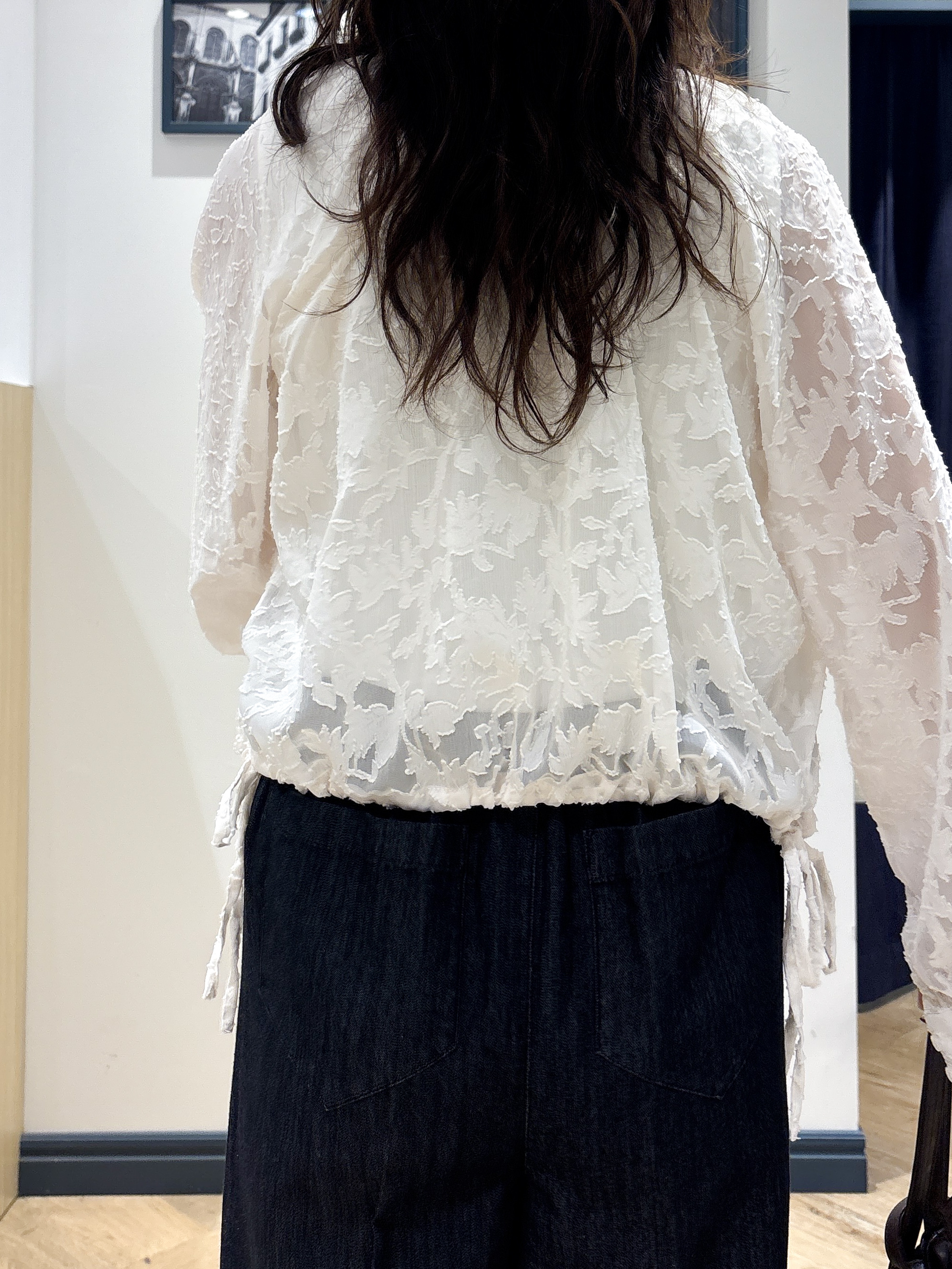 ayakaさんの「grove｜上品に華やぐ シアージャカードブラウス」を使ったコーディネート