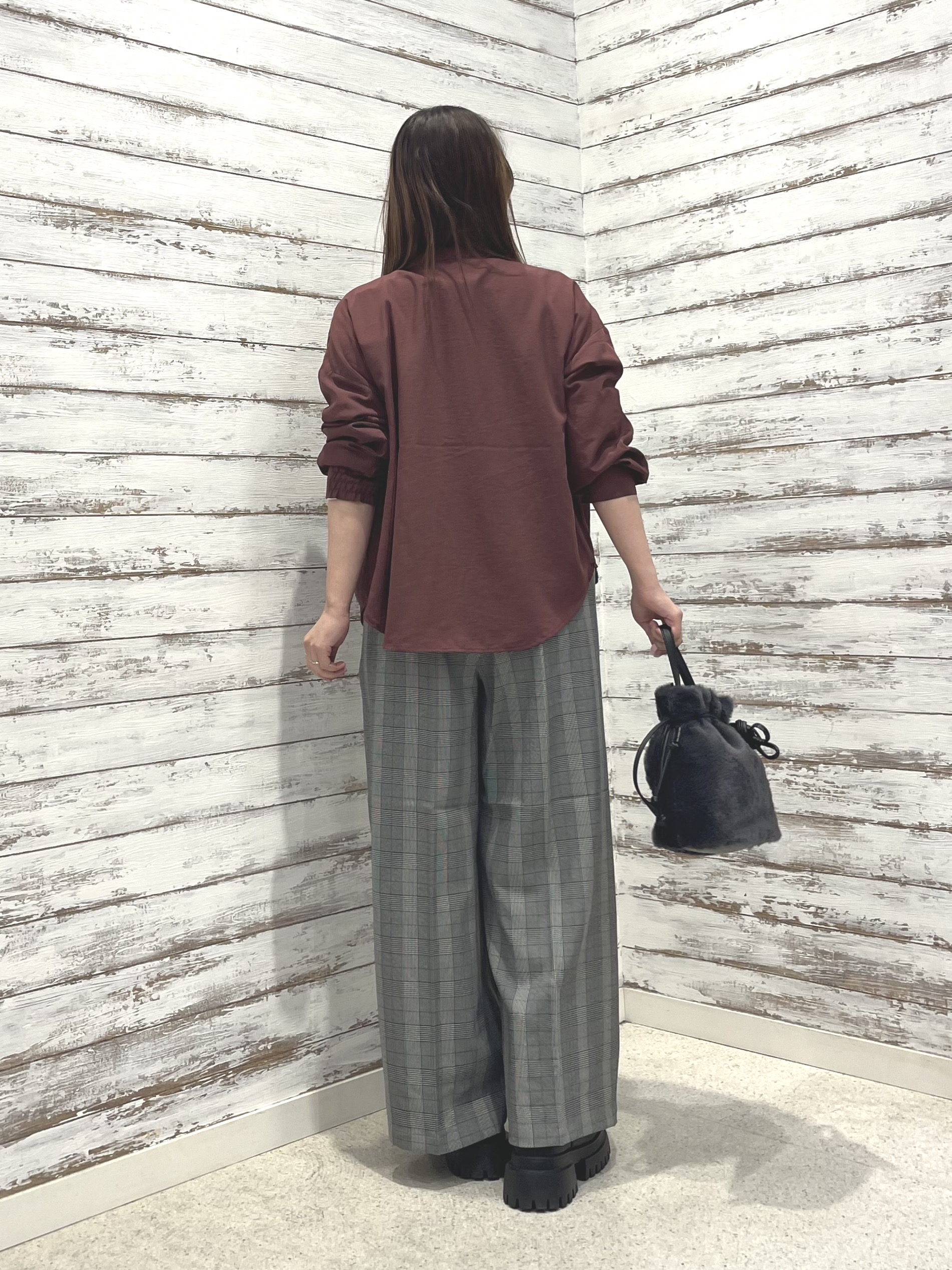 ゆっきーさんの「SHOO･LA･RUE｜【UV/S-LL/洗濯機可】大人上品 ロゴプリントロンT」を使ったコーディネート