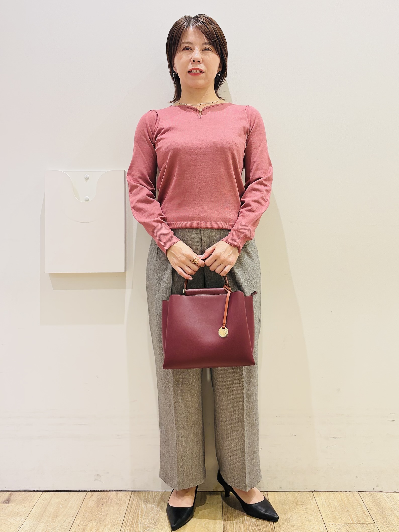 YUKOさんの「index｜ビジューパーツ付きハートネックニット【洗濯機OK／抗ピリング】」を使ったコーディネート