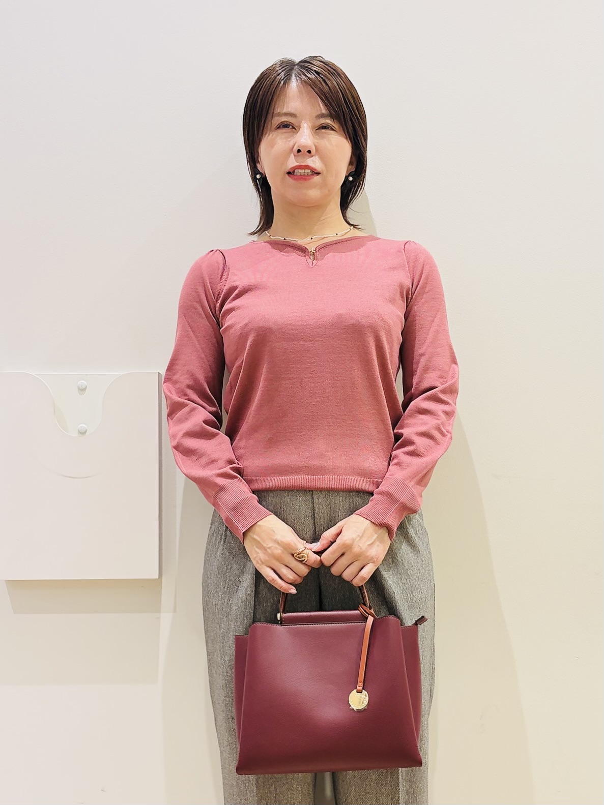 YUKOさんの「index｜ビジューパーツ付きハートネックニット【洗濯機OK／抗ピリング】」を使ったコーディネート
