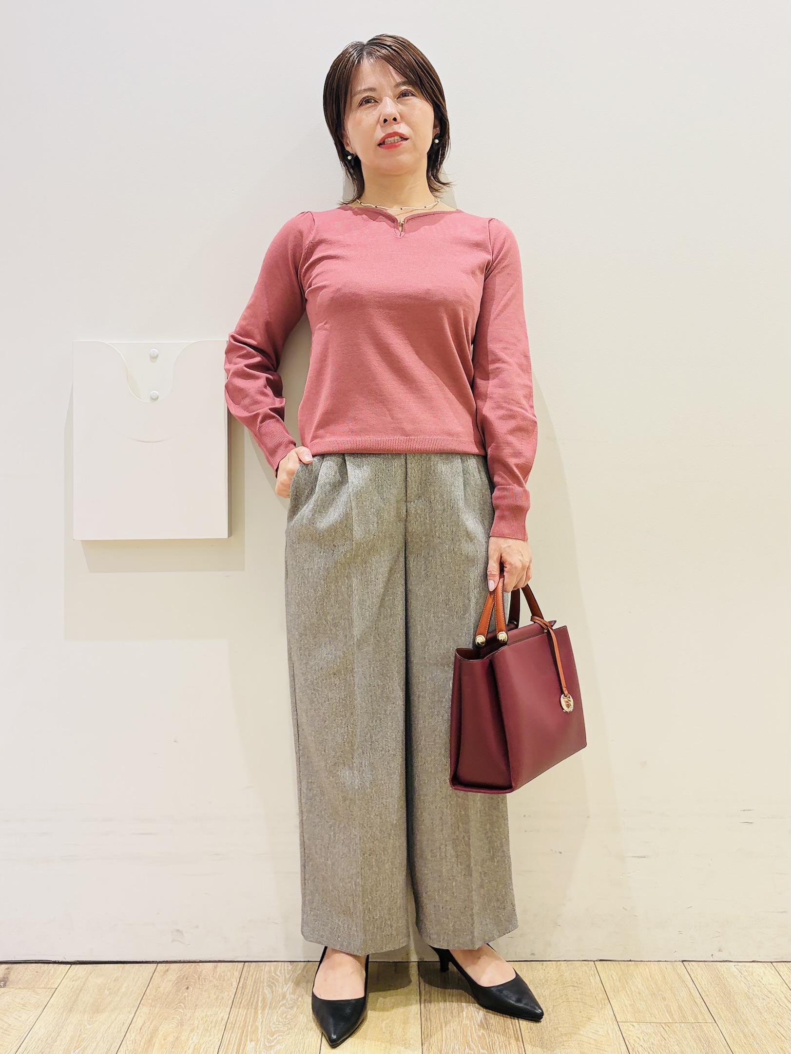 YUKOさんの「index｜ビジューパーツ付きハートネックニット【洗濯機OK／抗ピリング】」を使ったコーディネート