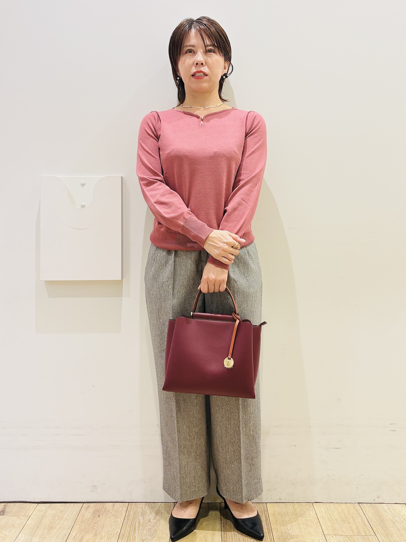 YUKOさんの「index｜ビジューパーツ付きハートネックニット【洗濯機OK／抗ピリング】」を使ったコーディネート
