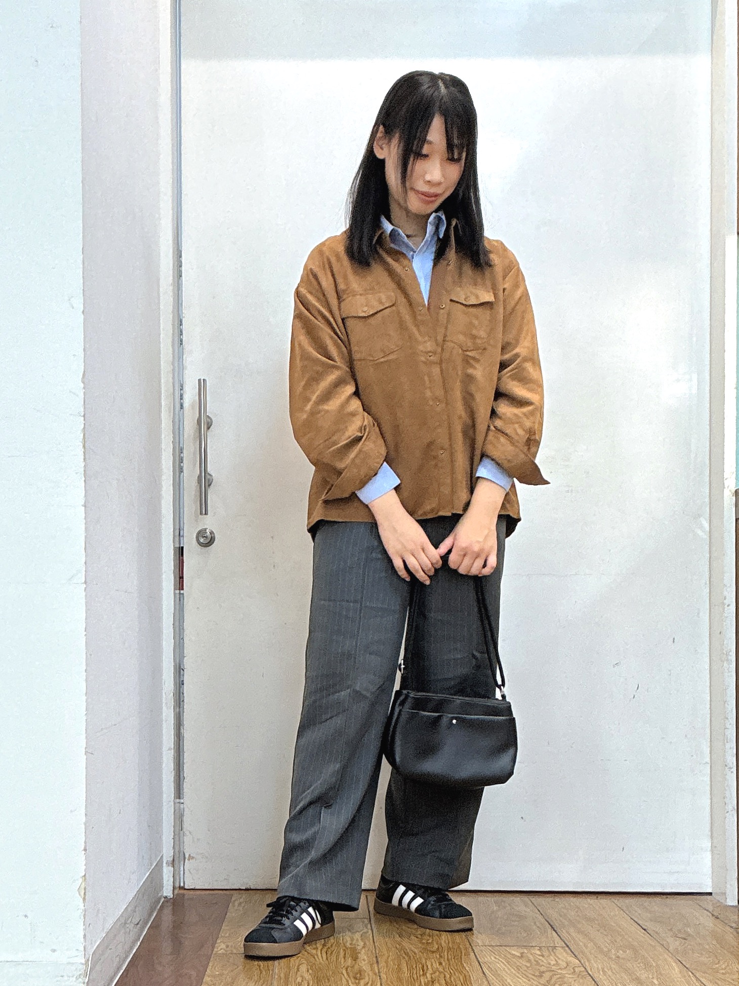 Karinさんの「SHOO･LA･RUE｜【洗濯後しわになりにくい/S-LL】気分で選ぶ 大人のデイリー使いに ベーシックシャツ」を使ったコーディネート
