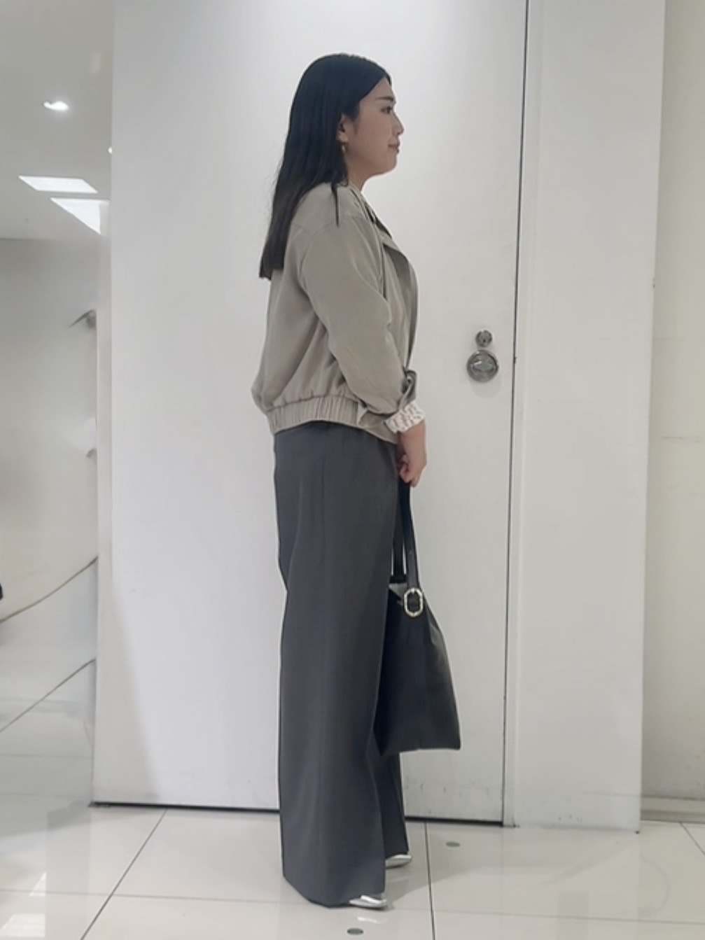 なかじさんの「UNTITLED｜【体型カバー/後ろウエストゴム】ウーステッドワイドシルエットパンツ」を使ったコーディネート