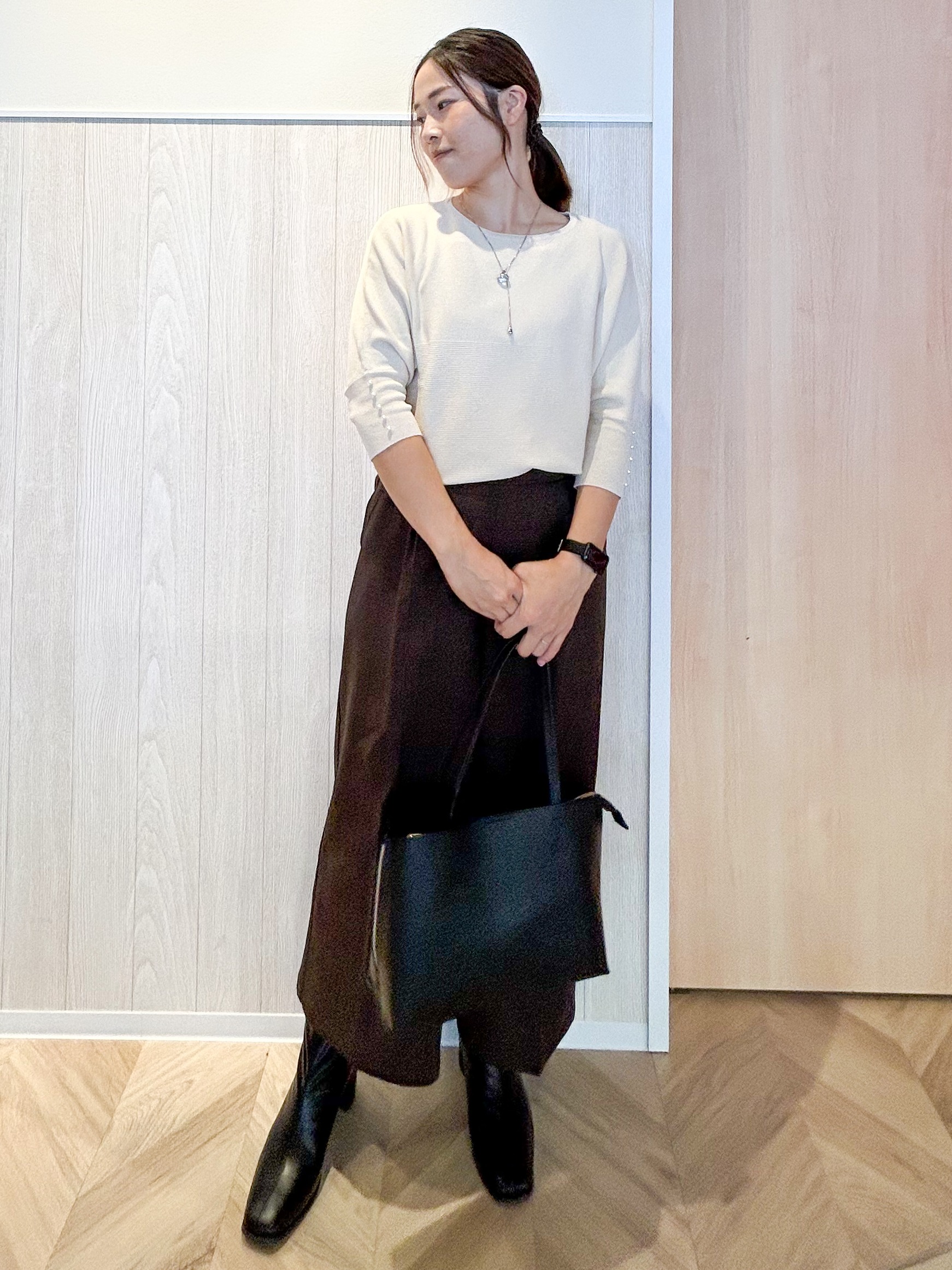 tomoさんの「SHOO･LA･RUE｜【毛玉になりにくい】パール調ボタンが女性らしさをプラス ガーター切替 7分袖ドルマンニット」を使ったコーディネート
