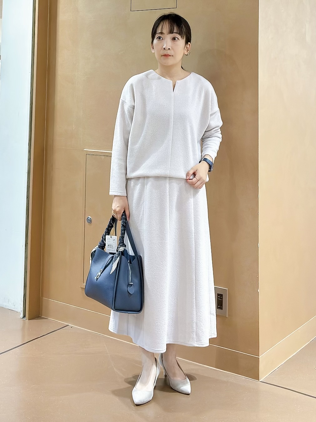 hattoriさんの「INDIVI｜【合皮／ショルダー付】メタルデザイン ミドルバッグ」を使ったコーディネート