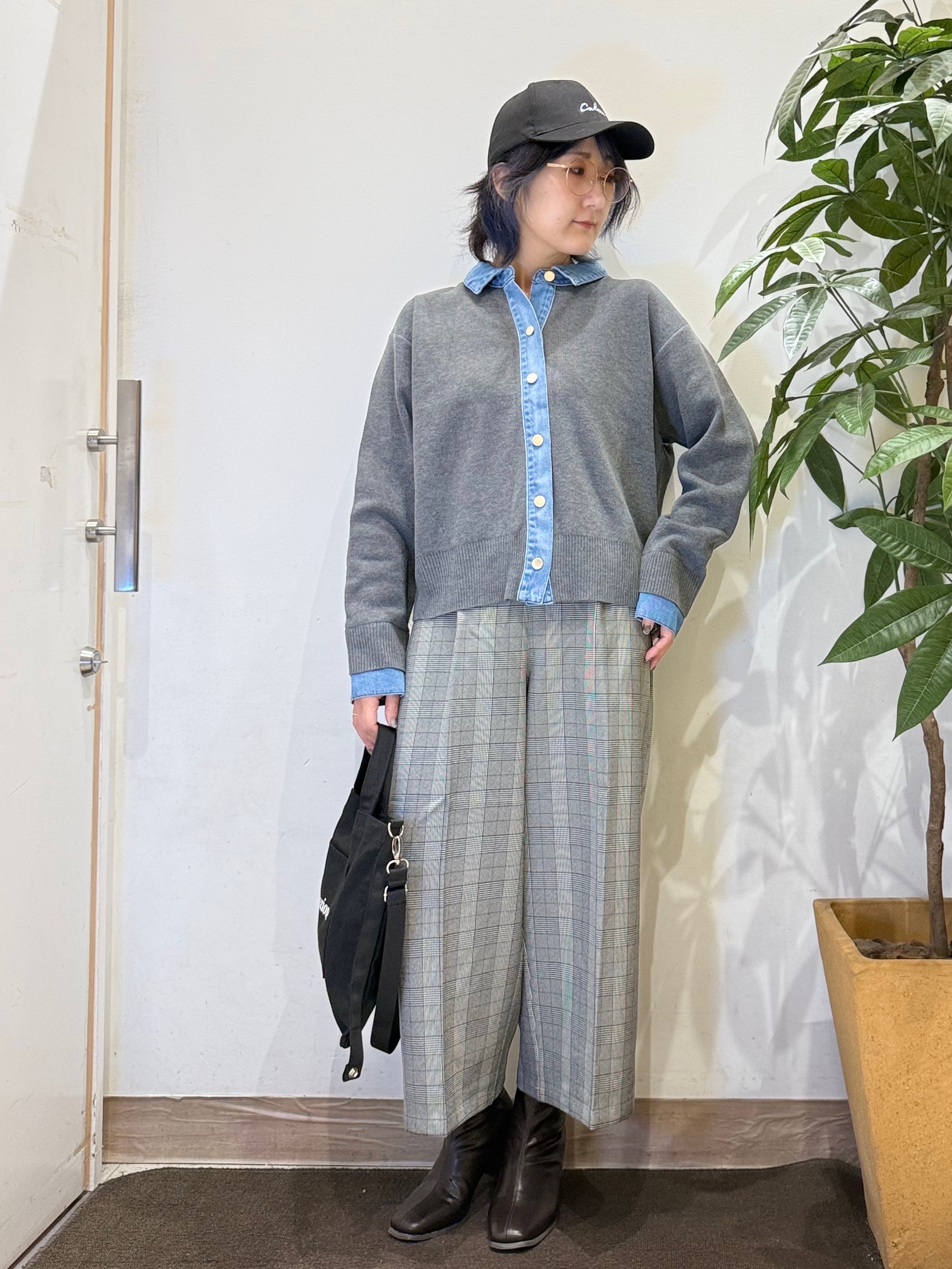 misakiさんの「SHOO･LA･RUE｜【S-LL/洗濯機可】デニム／チェック切替でこなれ見え 金ボタンニットカーディガン」を使ったコーディネート
