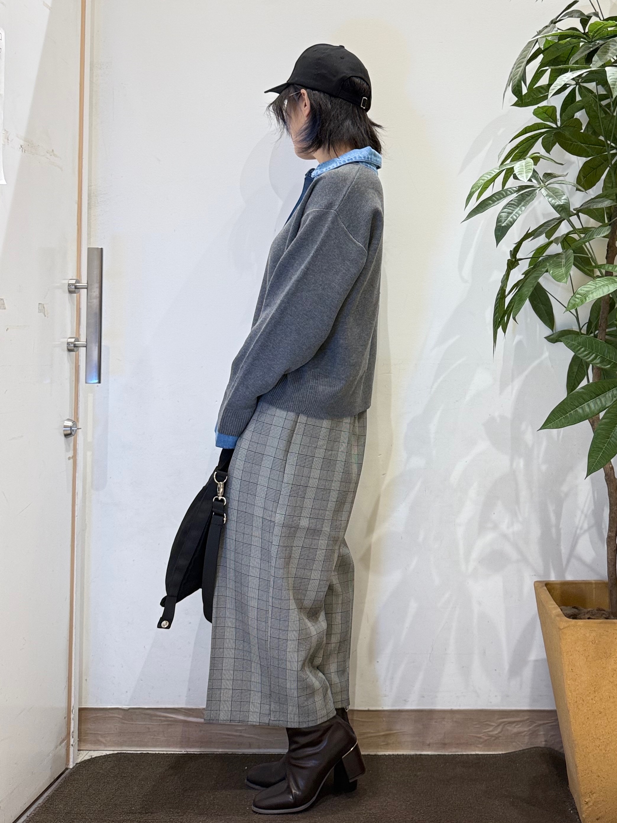 misakiさんの「SHOO･LA･RUE｜【S-LL/洗濯機可】デニム／チェック切替でこなれ見え 金ボタンニットカーディガン」を使ったコーディネート
