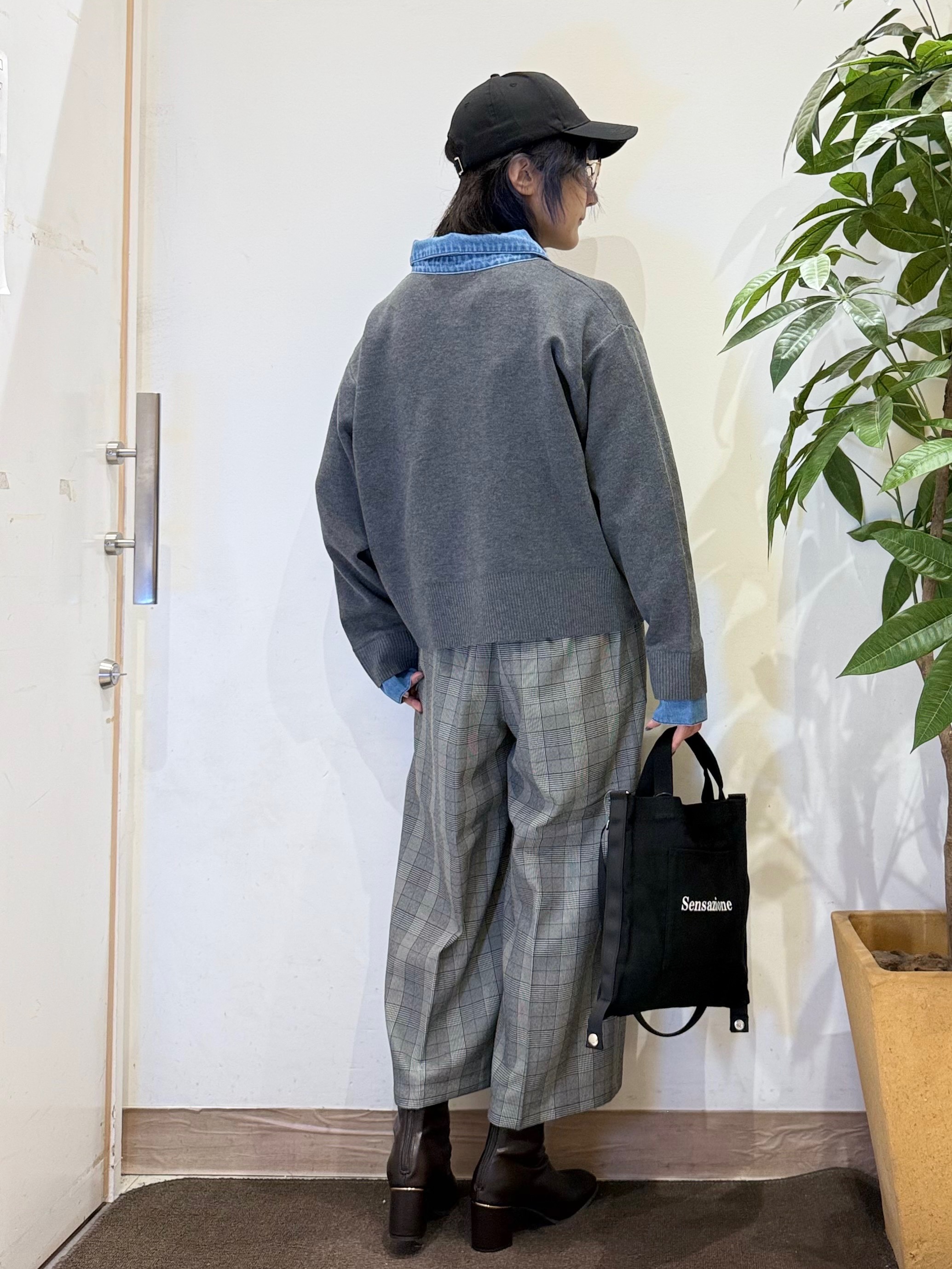 misakiさんの「SHOO･LA･RUE｜【S-LL/洗濯機可】デニム／チェック切替でこなれ見え 金ボタンニットカーディガン」を使ったコーディネート