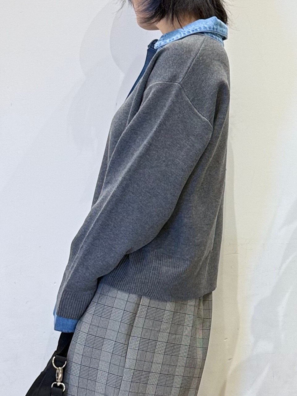 misakiさんの「SHOO･LA･RUE｜【S-LL/洗濯機可】デニム／チェック切替でこなれ見え 金ボタンニットカーディガン」を使ったコーディネート