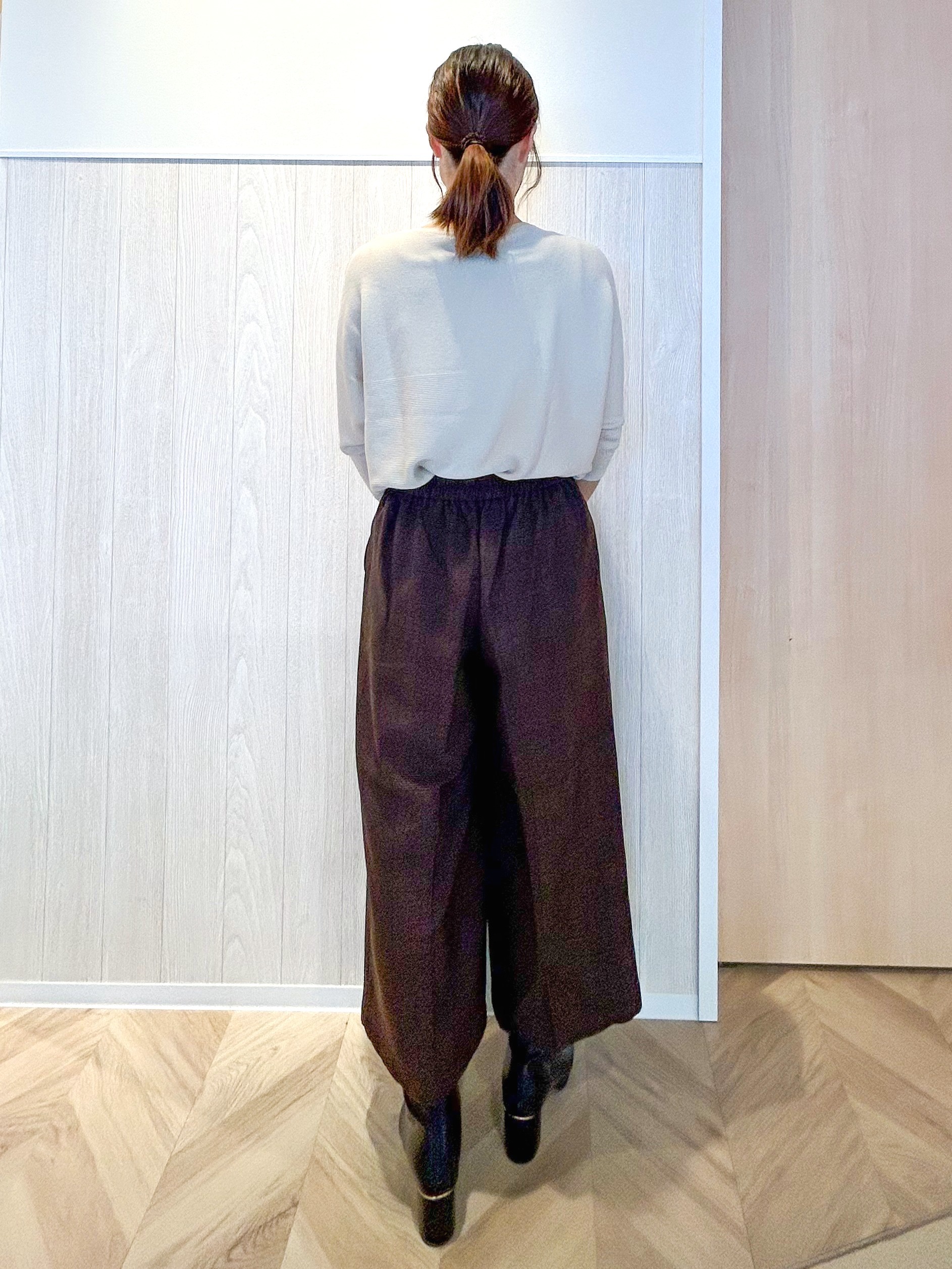 tomoさんの「SHOO･LA･RUE｜【毛玉になりにくい】パール調ボタンが女性らしさをプラス ガーター切替 7分袖ドルマンニット」を使ったコーディネート