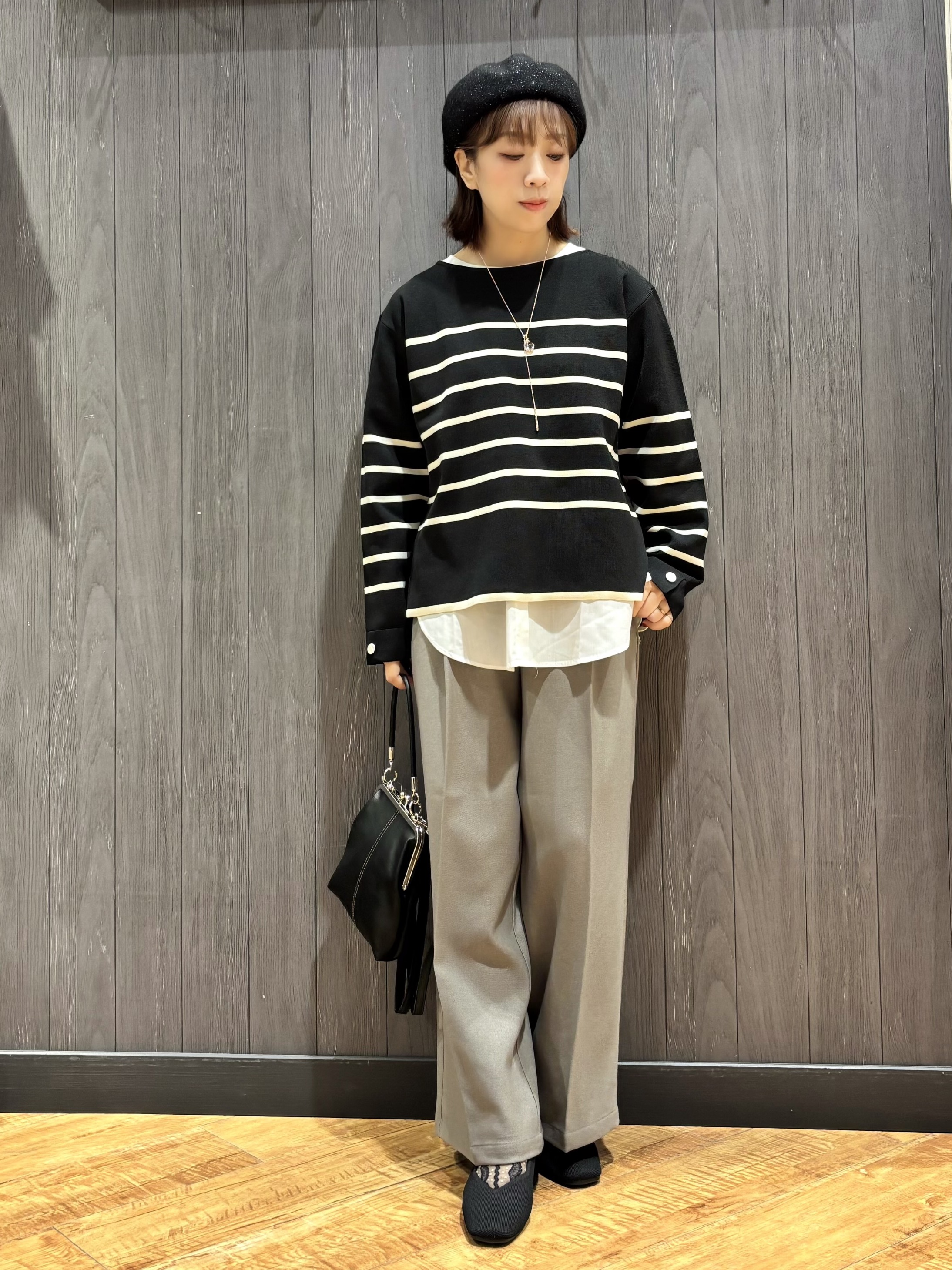 meiさんの「SHOO･LA･RUE｜【洗濯機可/S-LL】抜け感ある着こなしに 金ボタン付き スポンディッシュ クルーネックニット」を使ったコーディネート