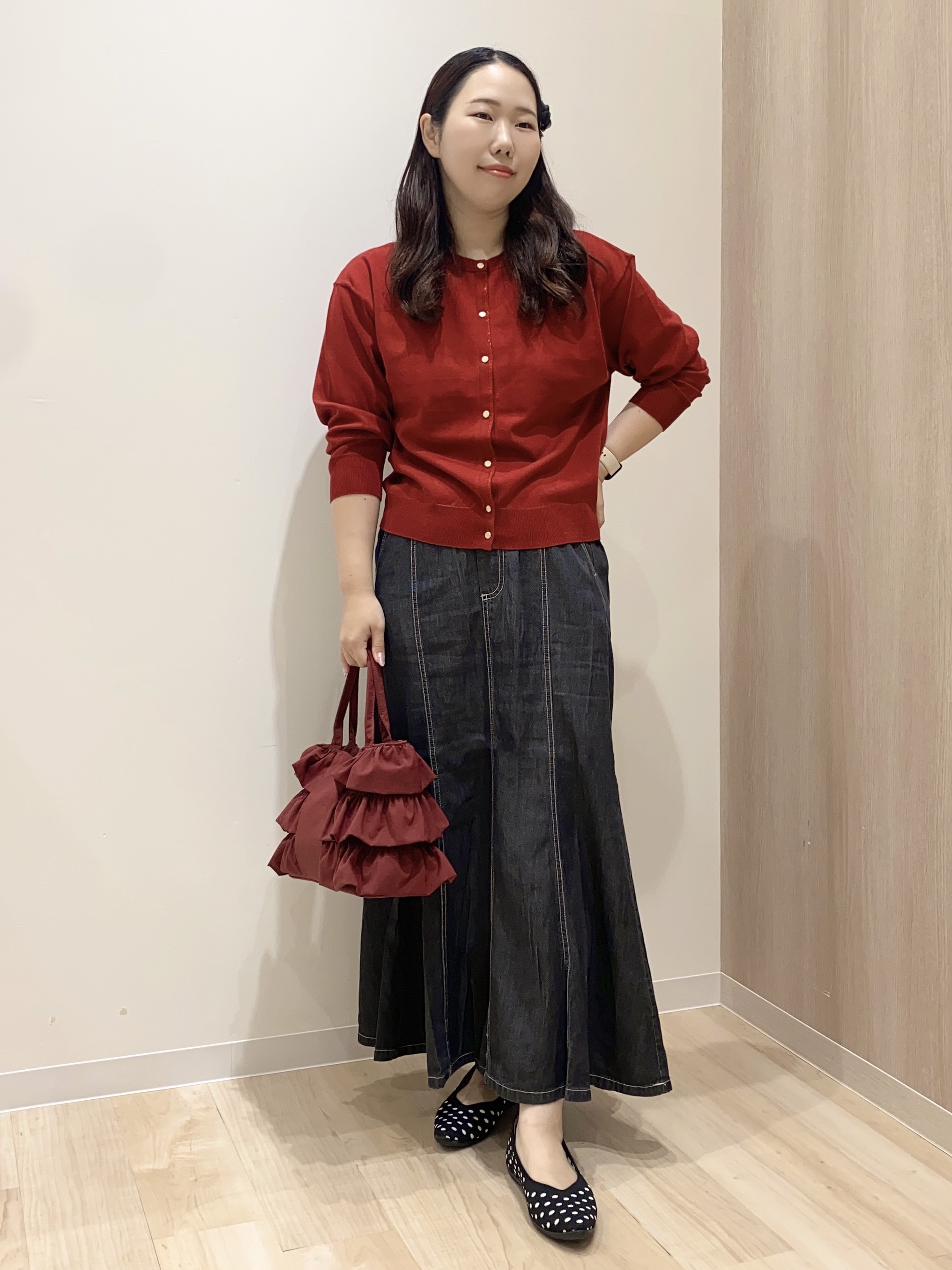 HANAさんの「grove｜【前後2WAY】さりげなく、上品にきらめく ニットカーディガン」を使ったコーディネート