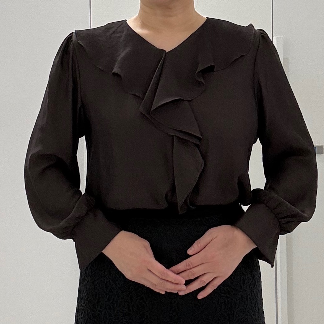 hIさんの「COUP DE CHANCE｜【手洗い可/日本製】フリルデザインブラウス」を使ったコーディネート