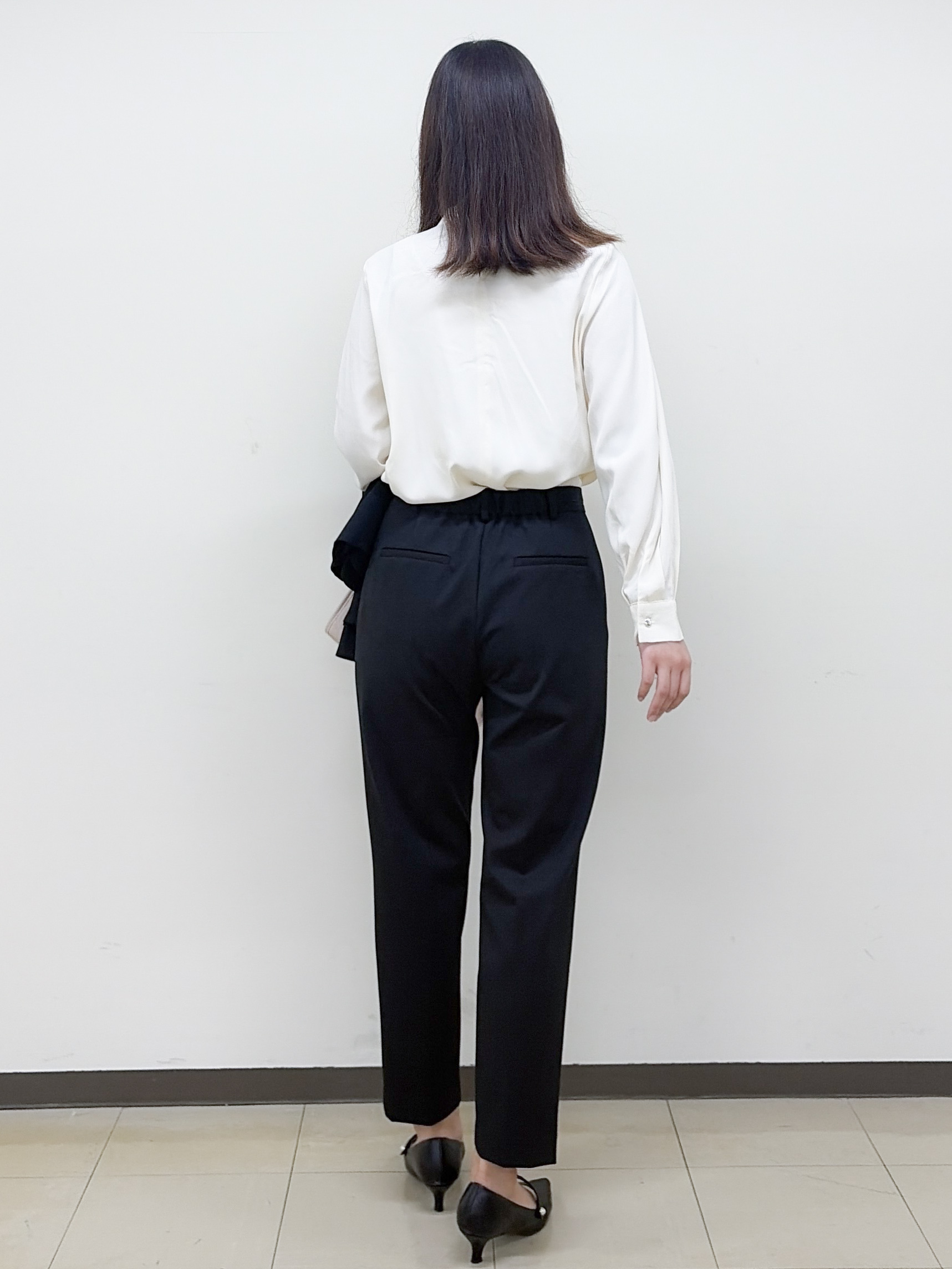 yurinaさんの「index｜ゴールドモチーフ付きボウタイブラウス【洗濯機OK／イージーアイロン】」を使ったコーディネート
