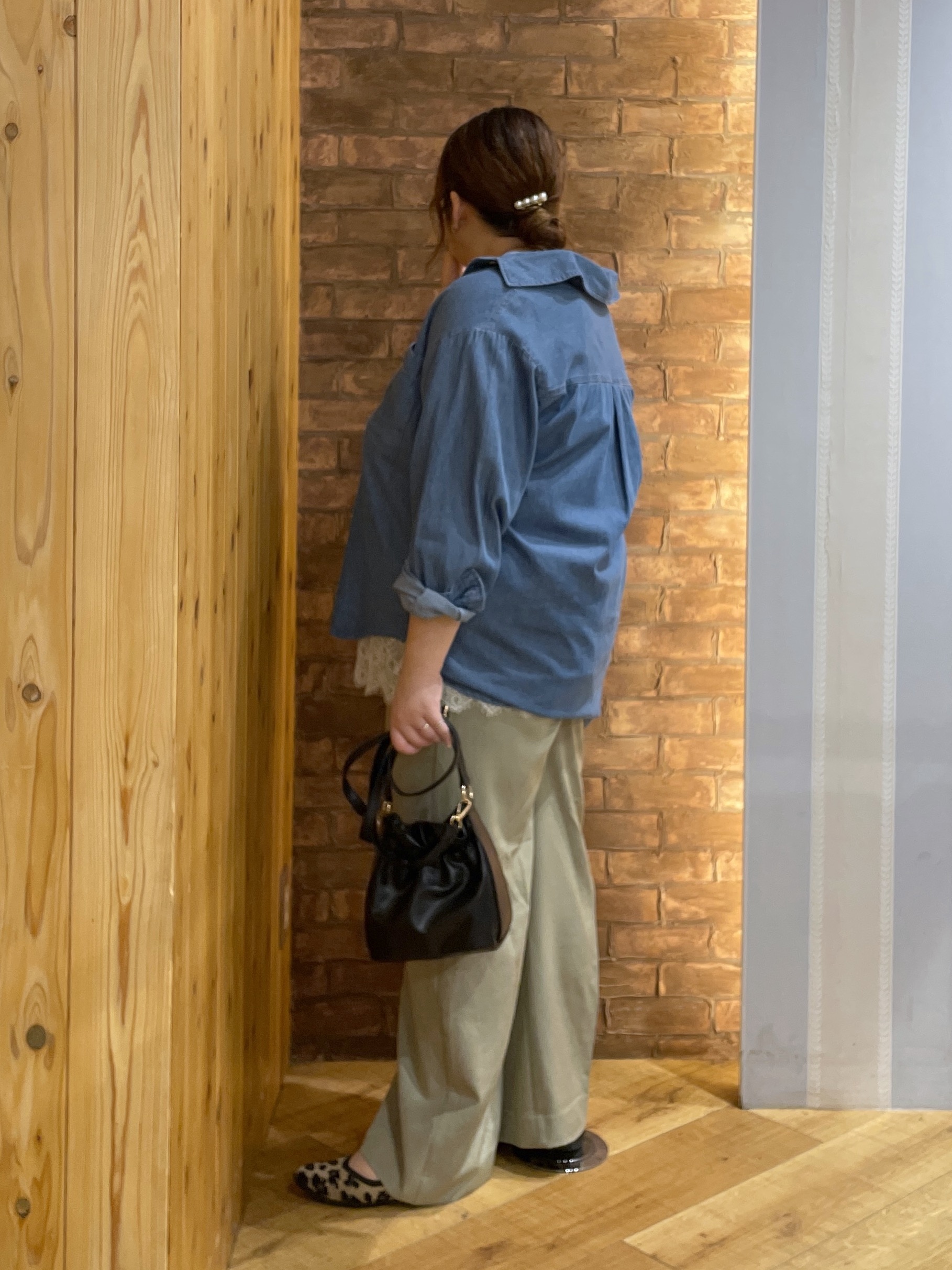 Risaさんの「SHOO･LA･RUE｜【S-LL/洗濯機可/体型カバー】ライトオンスデニム ダブルポケット オーバーサイズシャツ」を使ったコーディネート