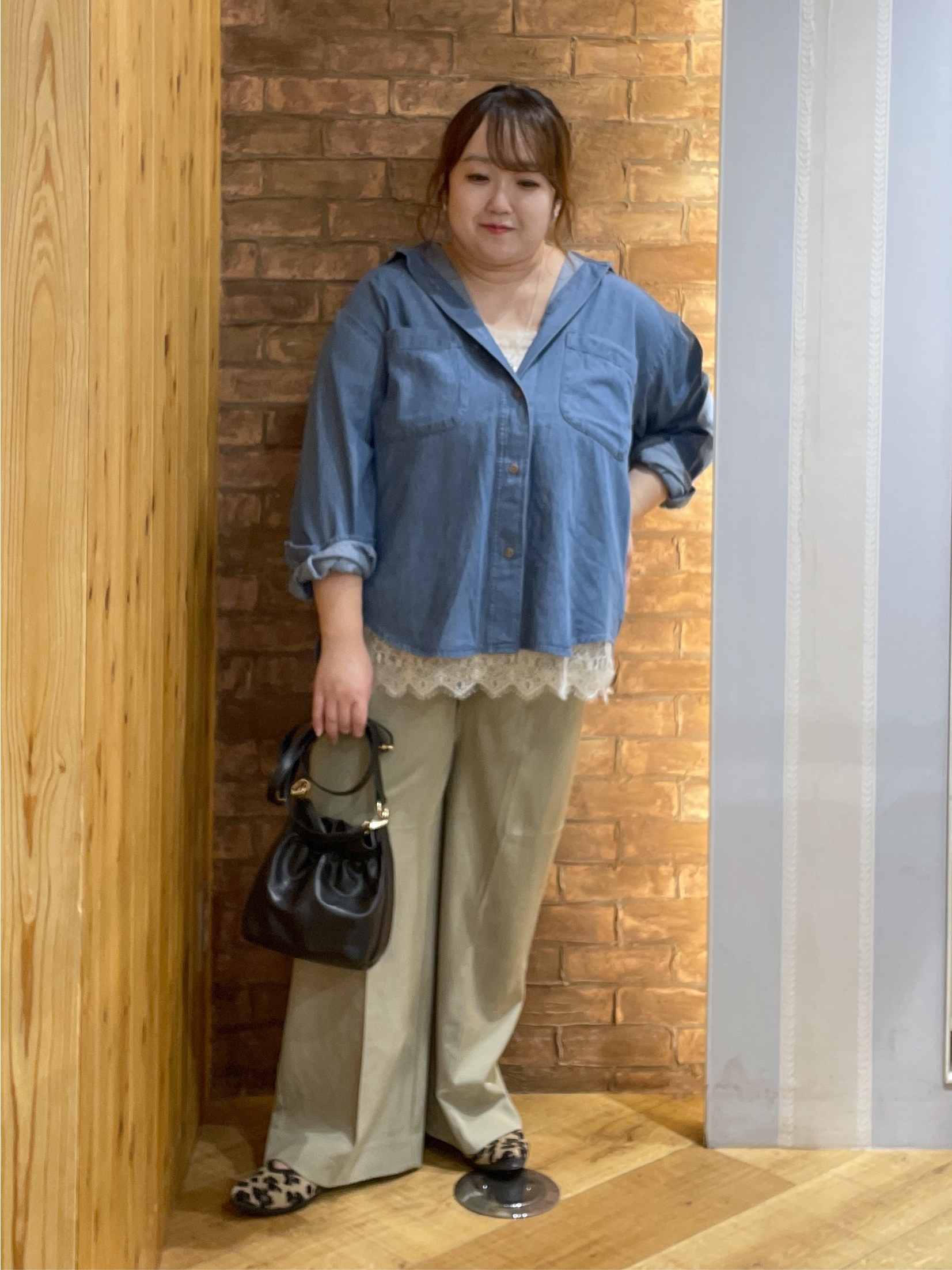 Risaさんの「SHOO･LA･RUE｜【S-LL/洗濯機可/体型カバー】ライトオンスデニム ダブルポケット オーバーサイズシャツ」を使ったコーディネート