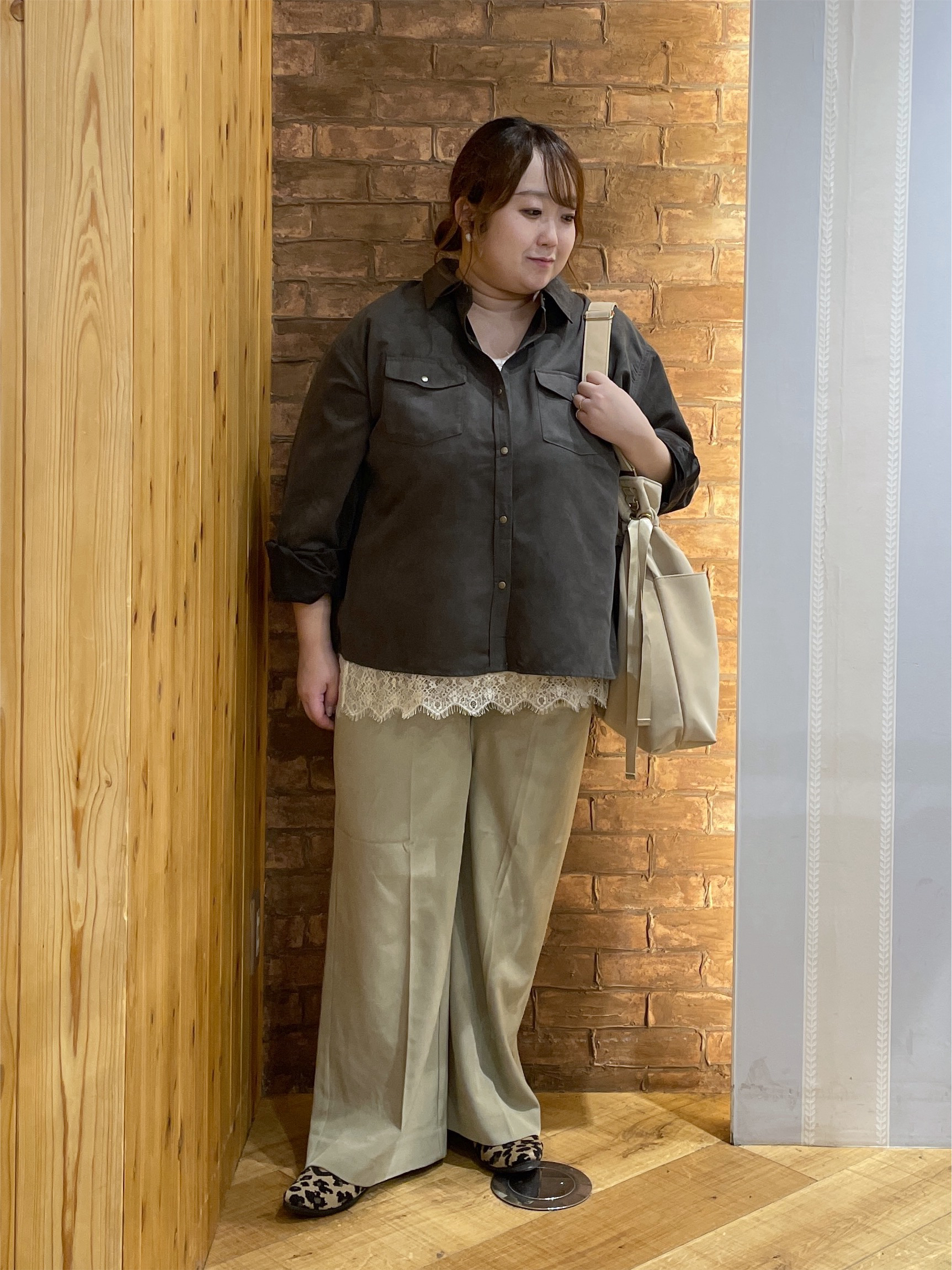 Risaさんの「SHOO･LA･RUE｜【S-LL/洗濯機可】なめらかさが心地いい。スエード調ポケットシャツ」を使ったコーディネート
