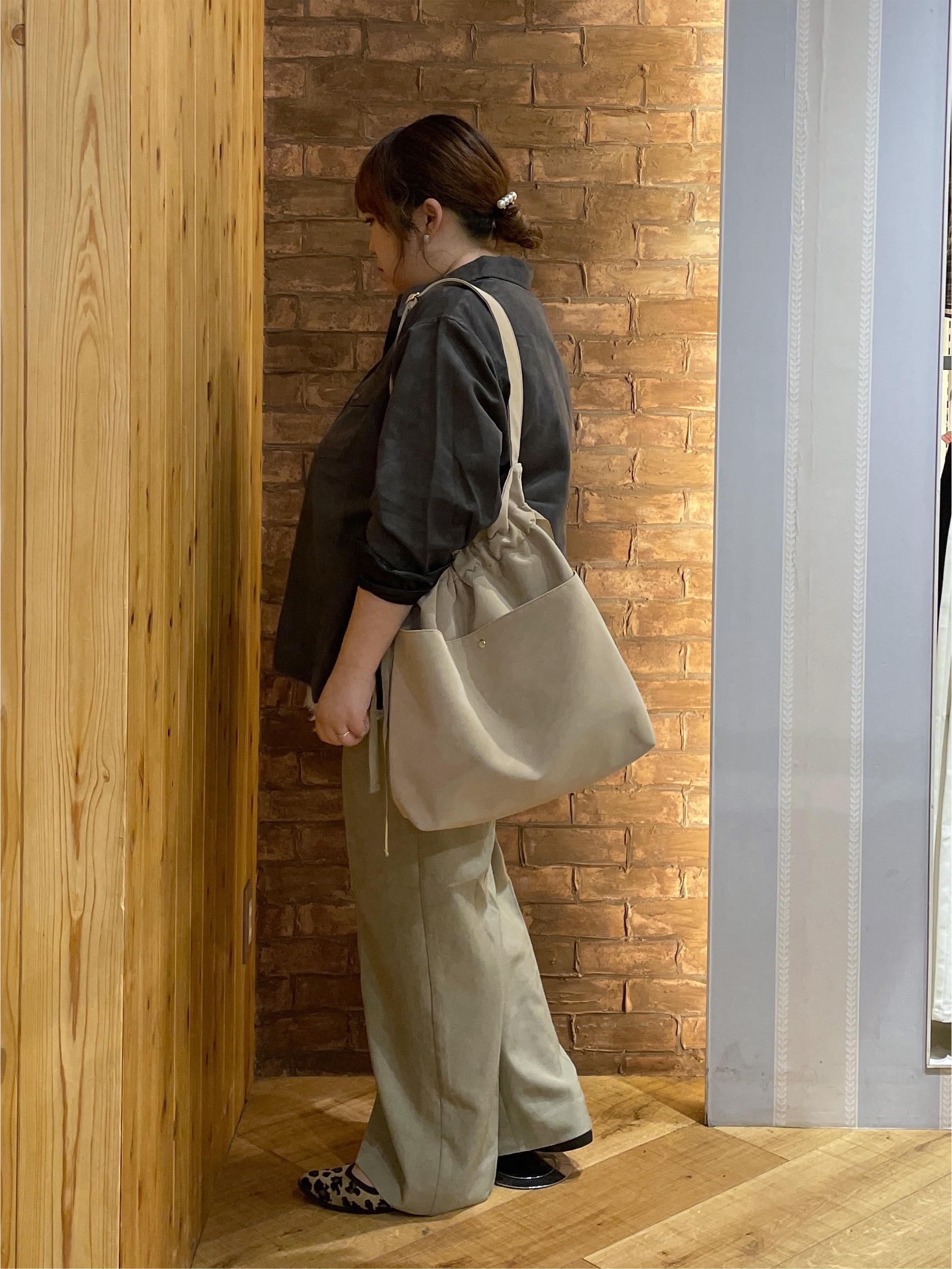 Risaさんの「SHOO･LA･RUE｜【S-LL/洗濯機可】なめらかさが心地いい。スエード調ポケットシャツ」を使ったコーディネート