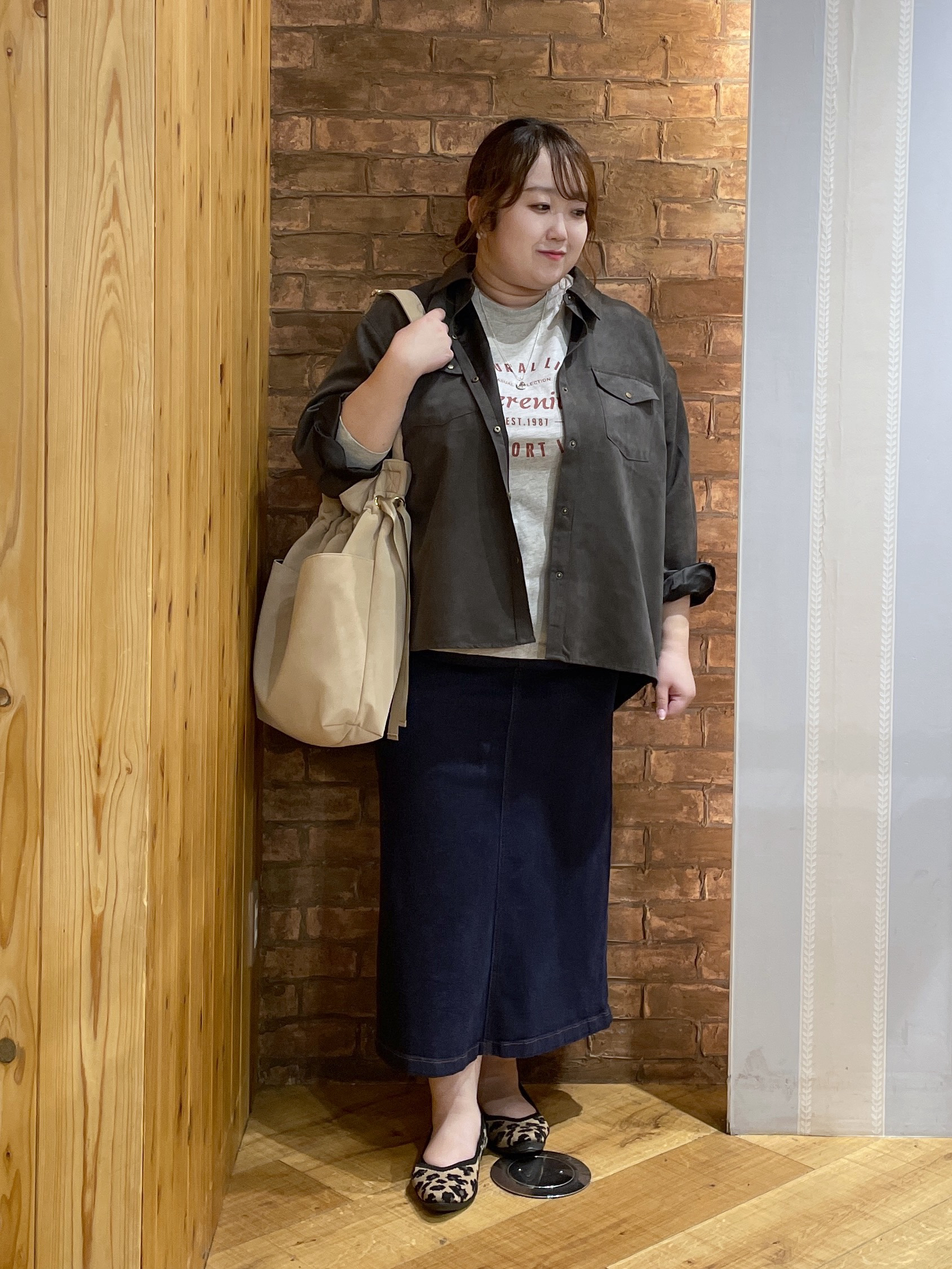 Risaさんの「SHOO･LA･RUE｜【S-LL/洗濯機可】なめらかさが心地いい。スエード調ポケットシャツ」を使ったコーディネート