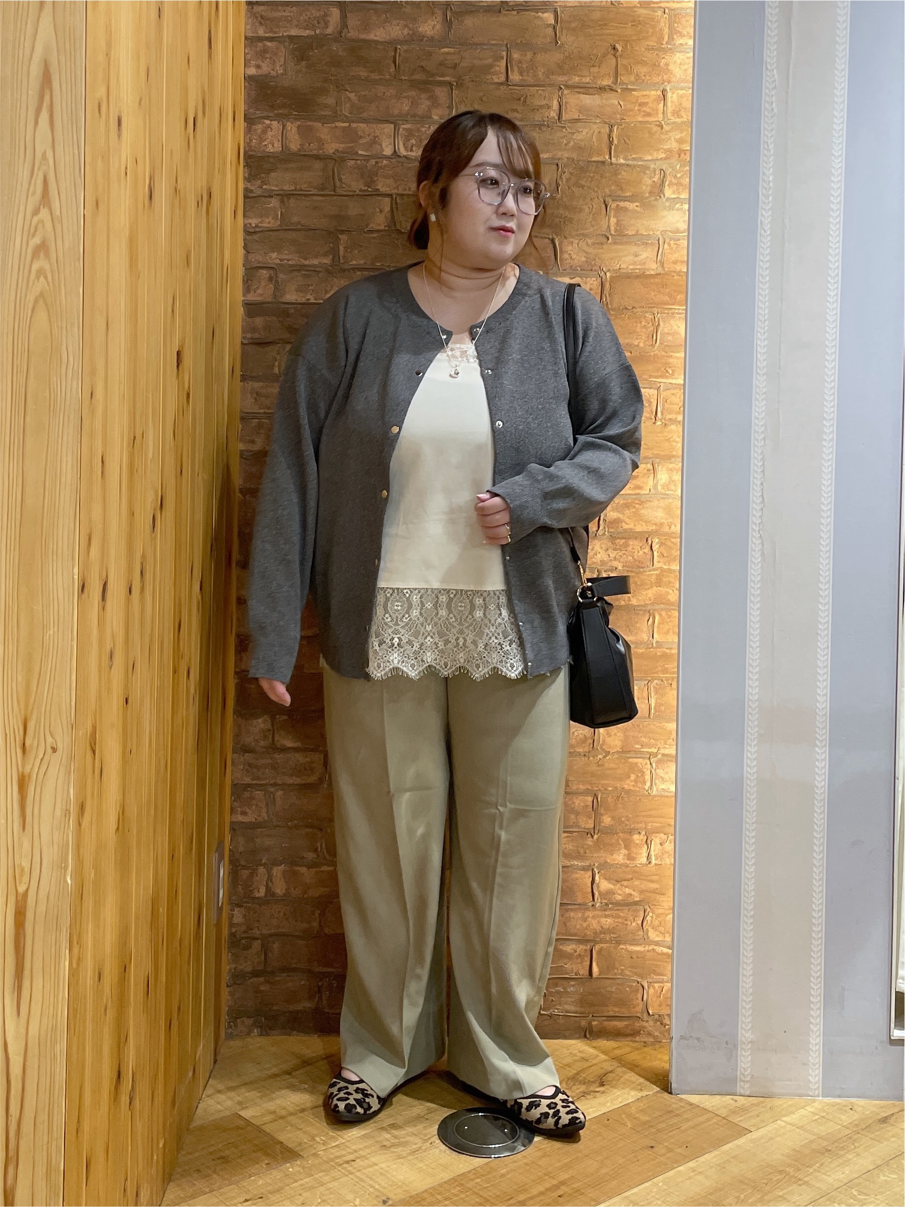 Risaさんの「SHOO･LA･RUE｜【セットアップ可/洗濯機可】軽やかに羽織れる スポンディッシュ ニットカーディガン」を使ったコーディネート