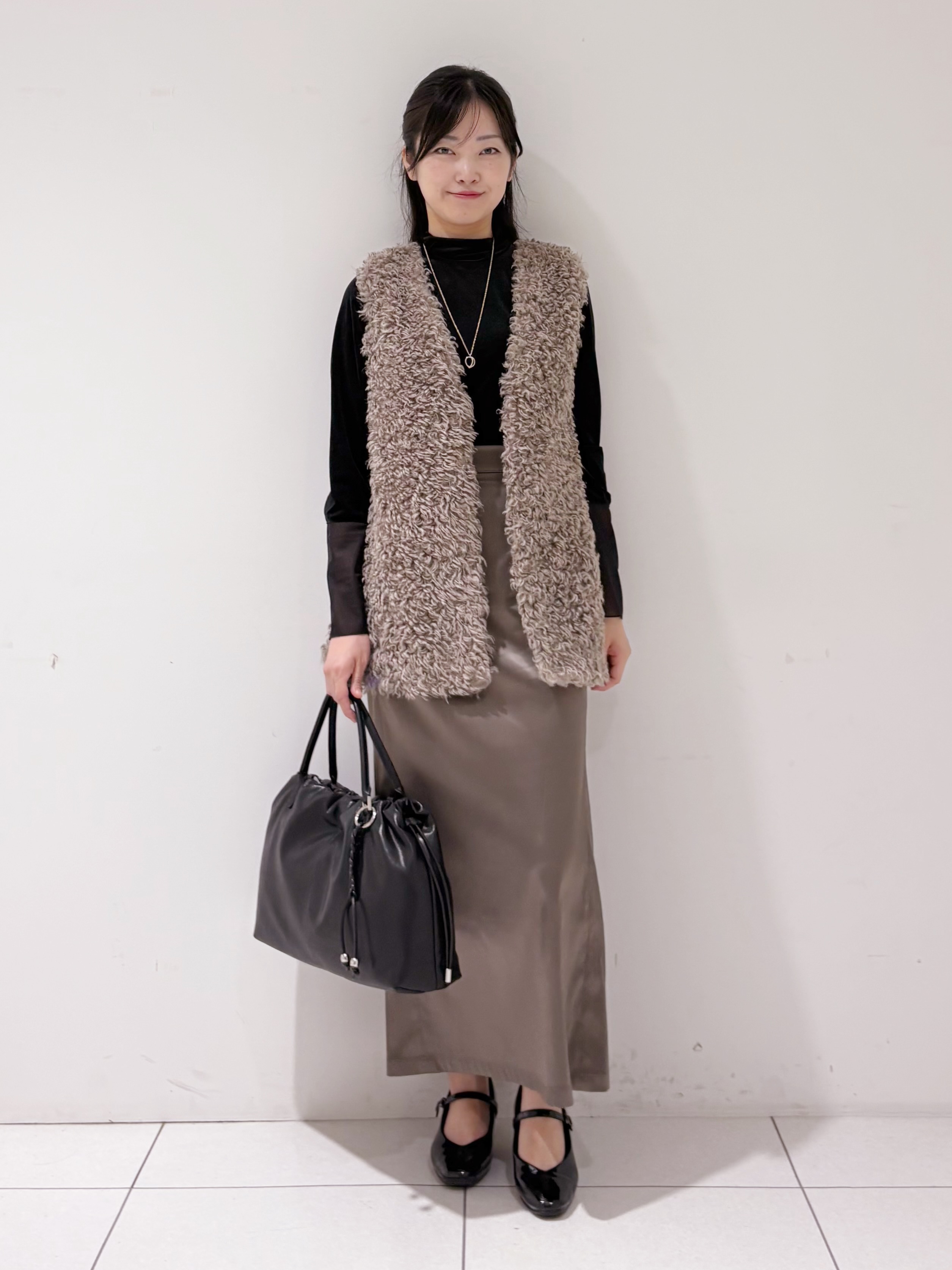 momokoさんの「INDIVI｜【羽織るだけでお洒落】カールエコファー ジレ」を使ったコーディネート