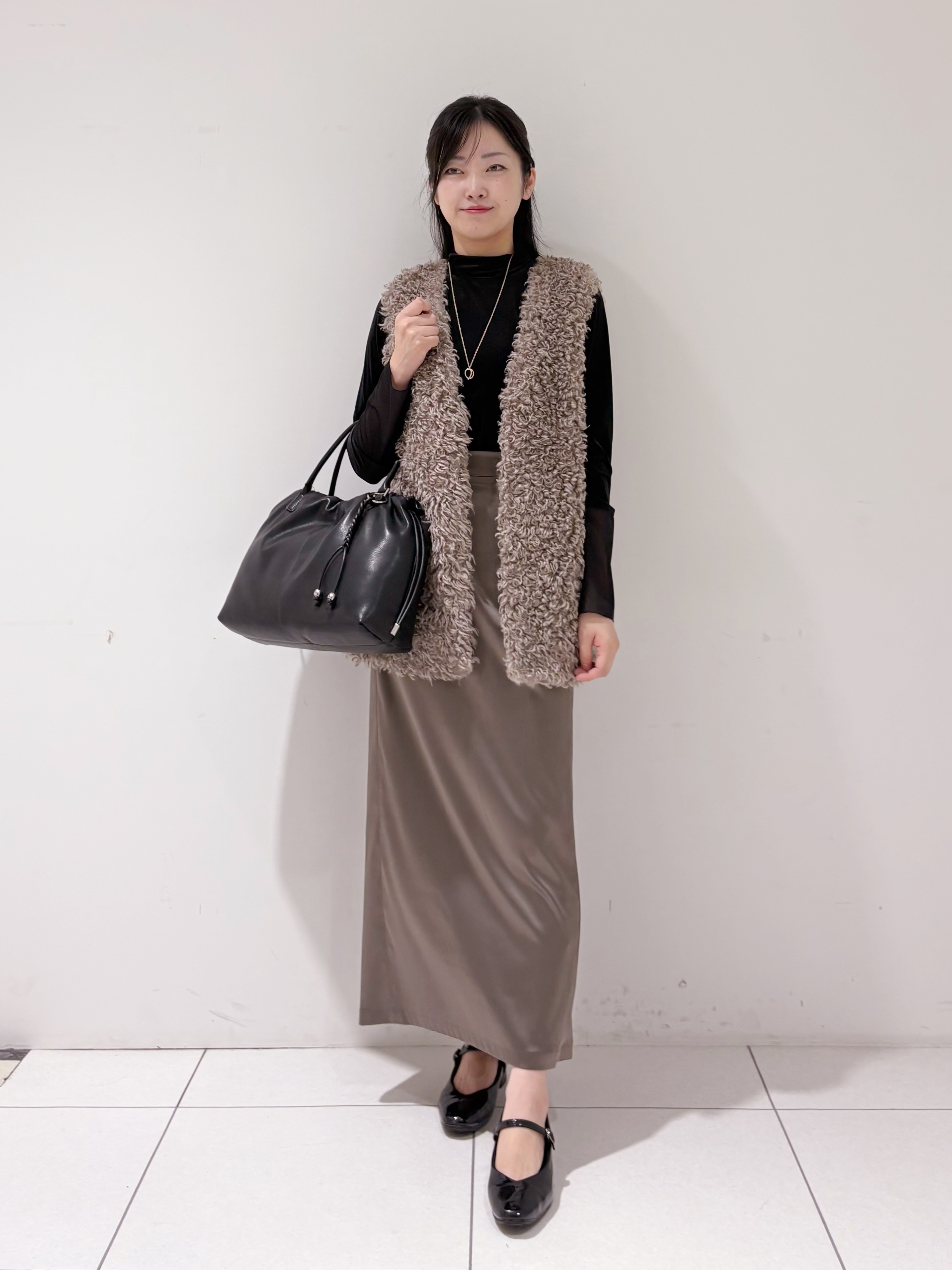 momokoさんの「INDIVI｜【羽織るだけでお洒落】カールエコファー ジレ」を使ったコーディネート
