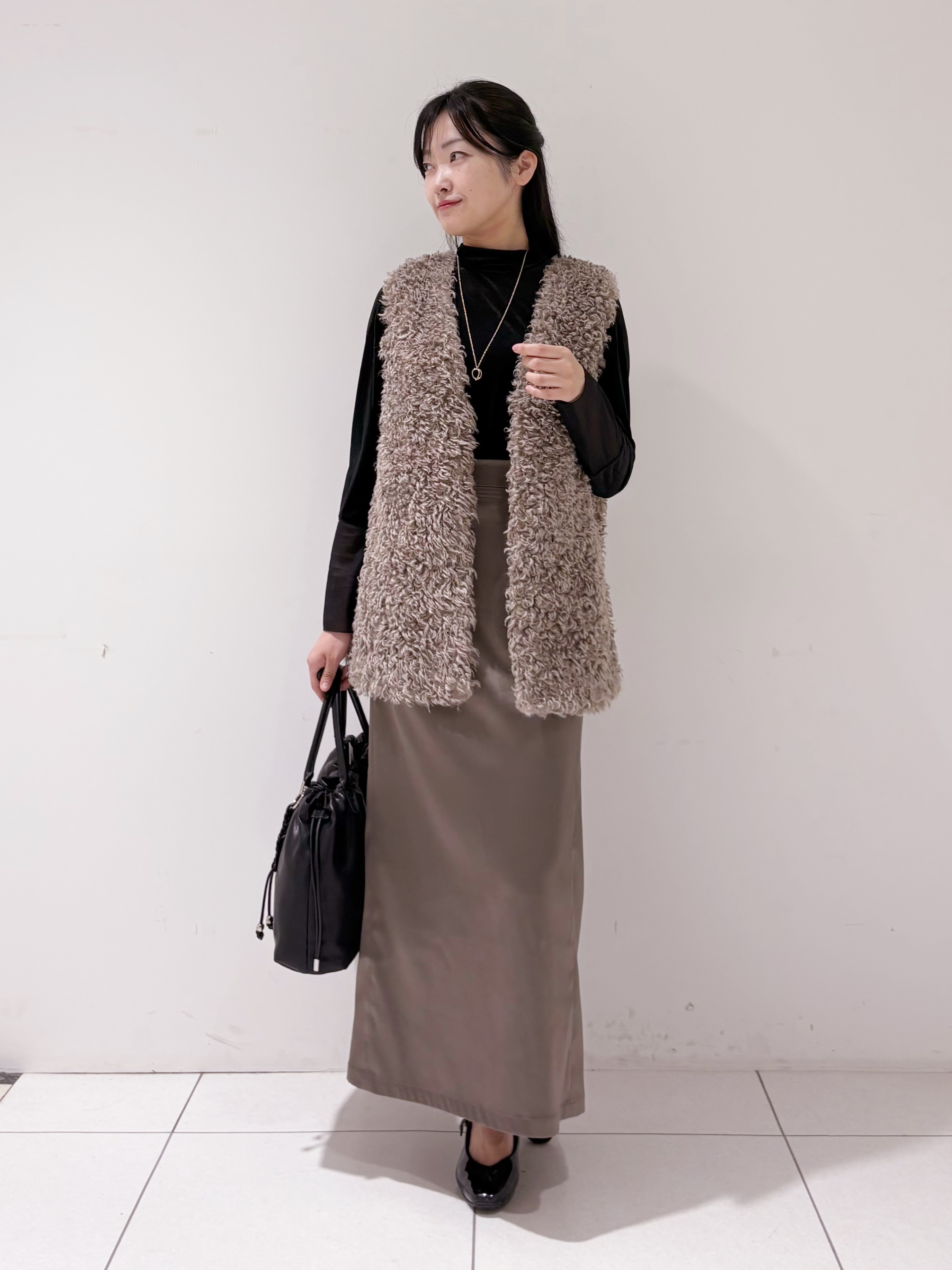 momokoさんの「INDIVI｜【羽織るだけでお洒落】カールエコファー ジレ」を使ったコーディネート