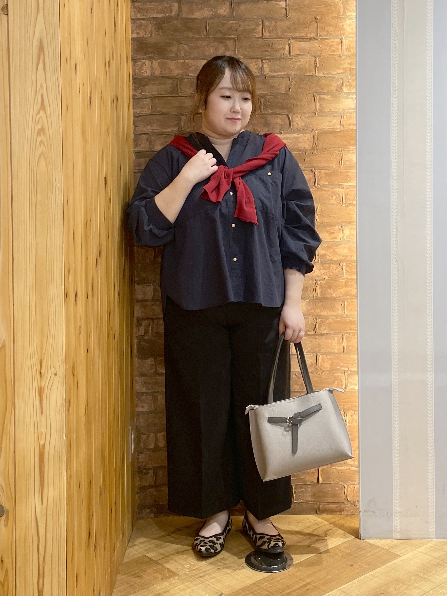 Risaさんの「SHOO･LA･RUE｜【洗濯機可/S-LL】金ボタンが上品に。さらさらタッチカーディガン」を使ったコーディネート