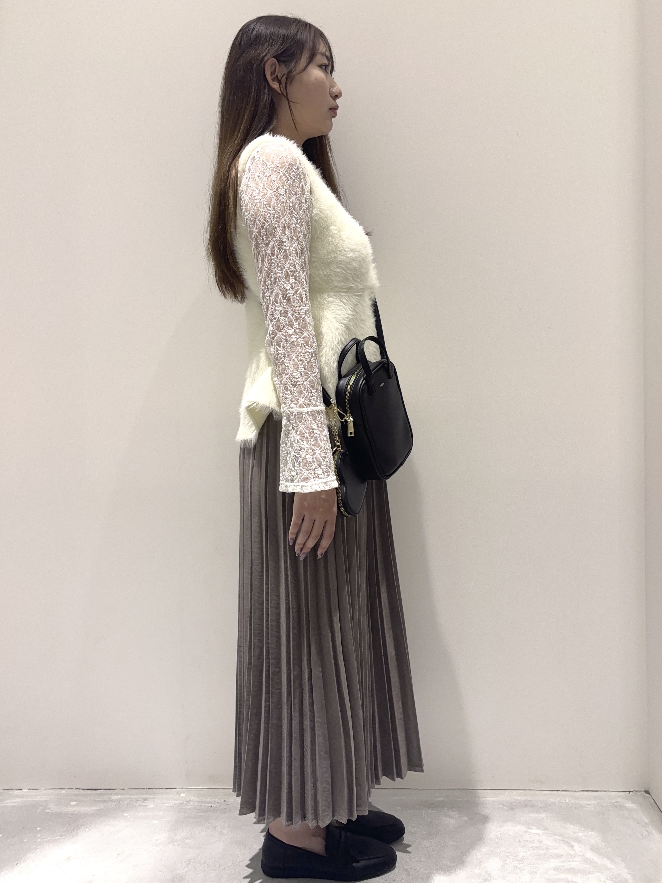 岡田萌花さんの「OPAQUE.CLIP｜フェザーニットペプラムジレ【洗濯機OK】」を使ったコーディネート