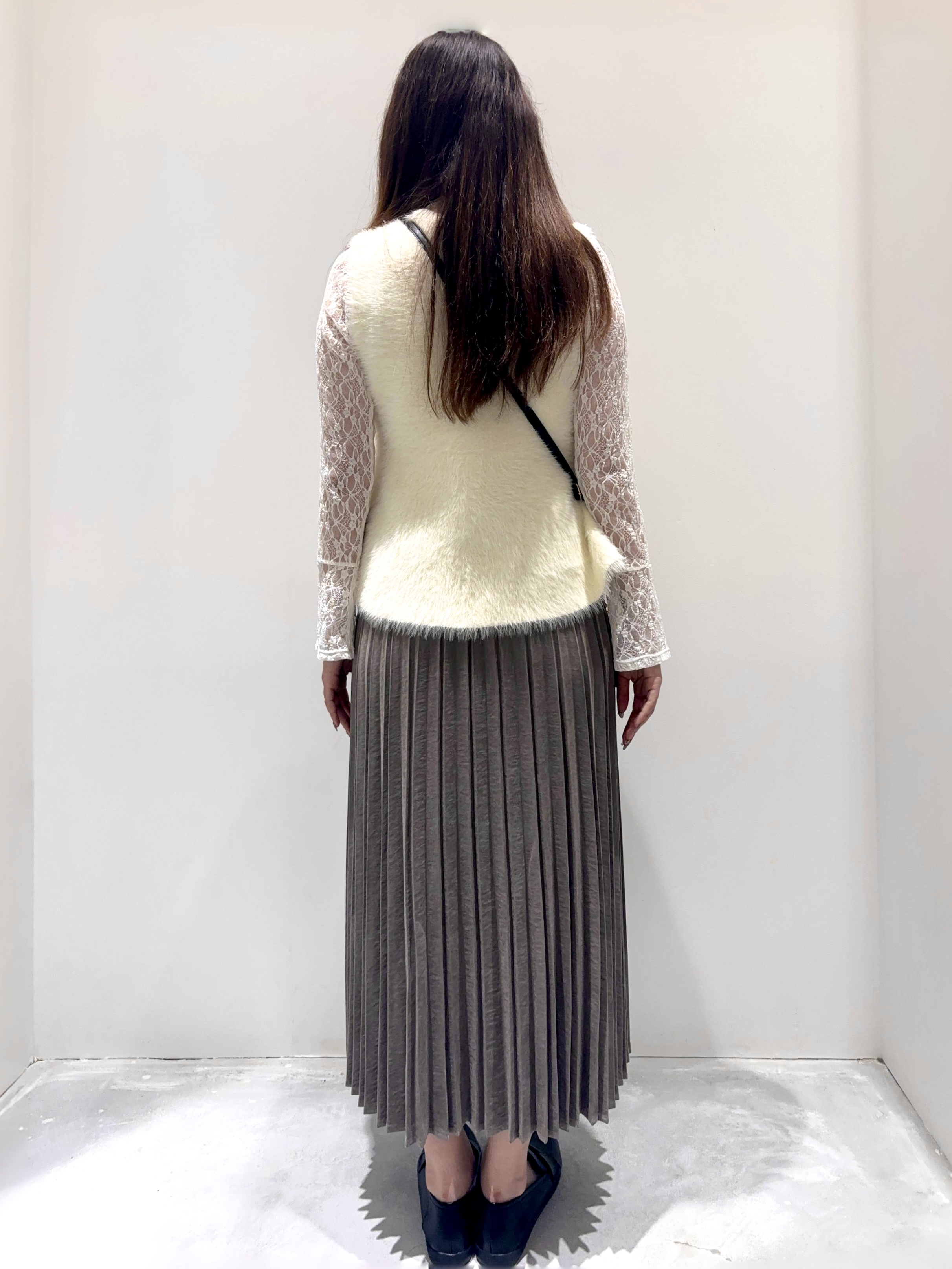 岡田萌花さんの「OPAQUE.CLIP｜フェザーニットペプラムジレ【洗濯機OK】」を使ったコーディネート