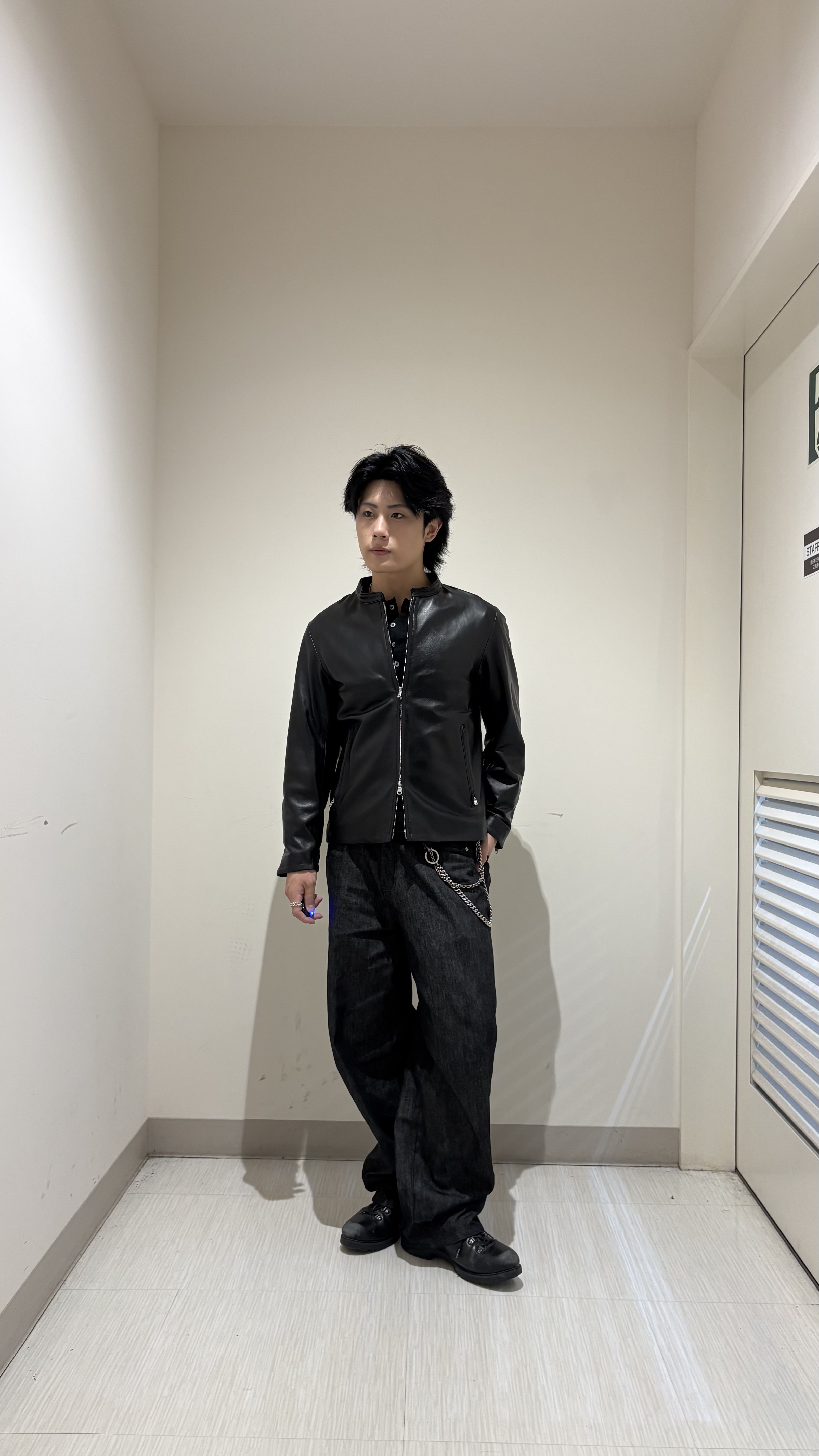 辻一樹さんの「tk.TAKEO KIKUCHI｜【色褪せしにくいデニム】Comfy Fadeless Denim Seriesバレルデニム」を使ったコーディネート