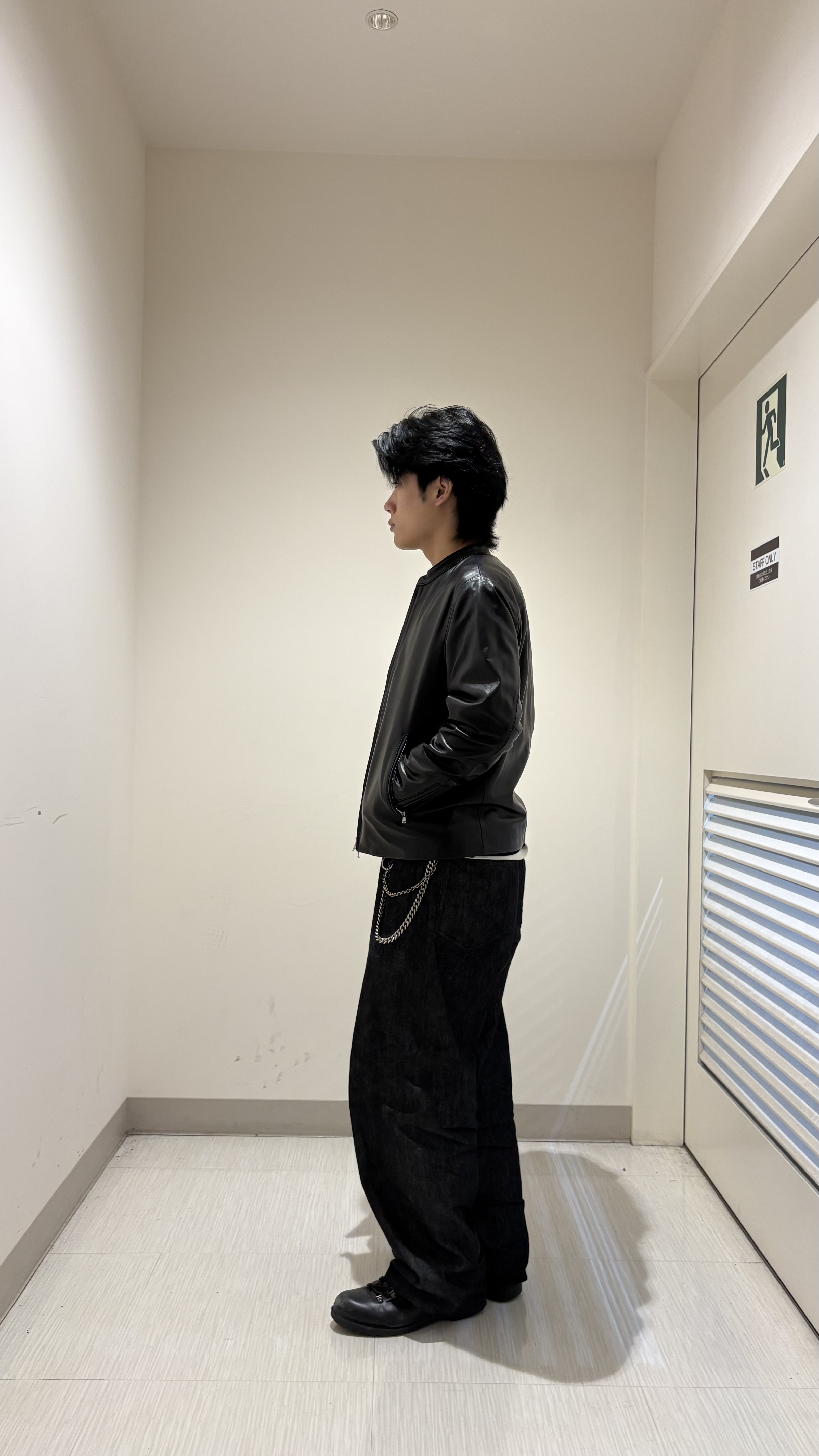 辻一樹さんの「tk.TAKEO KIKUCHI｜【色褪せしにくいデニム】Comfy Fadeless Denim Seriesバレルデニム」を使ったコーディネート
