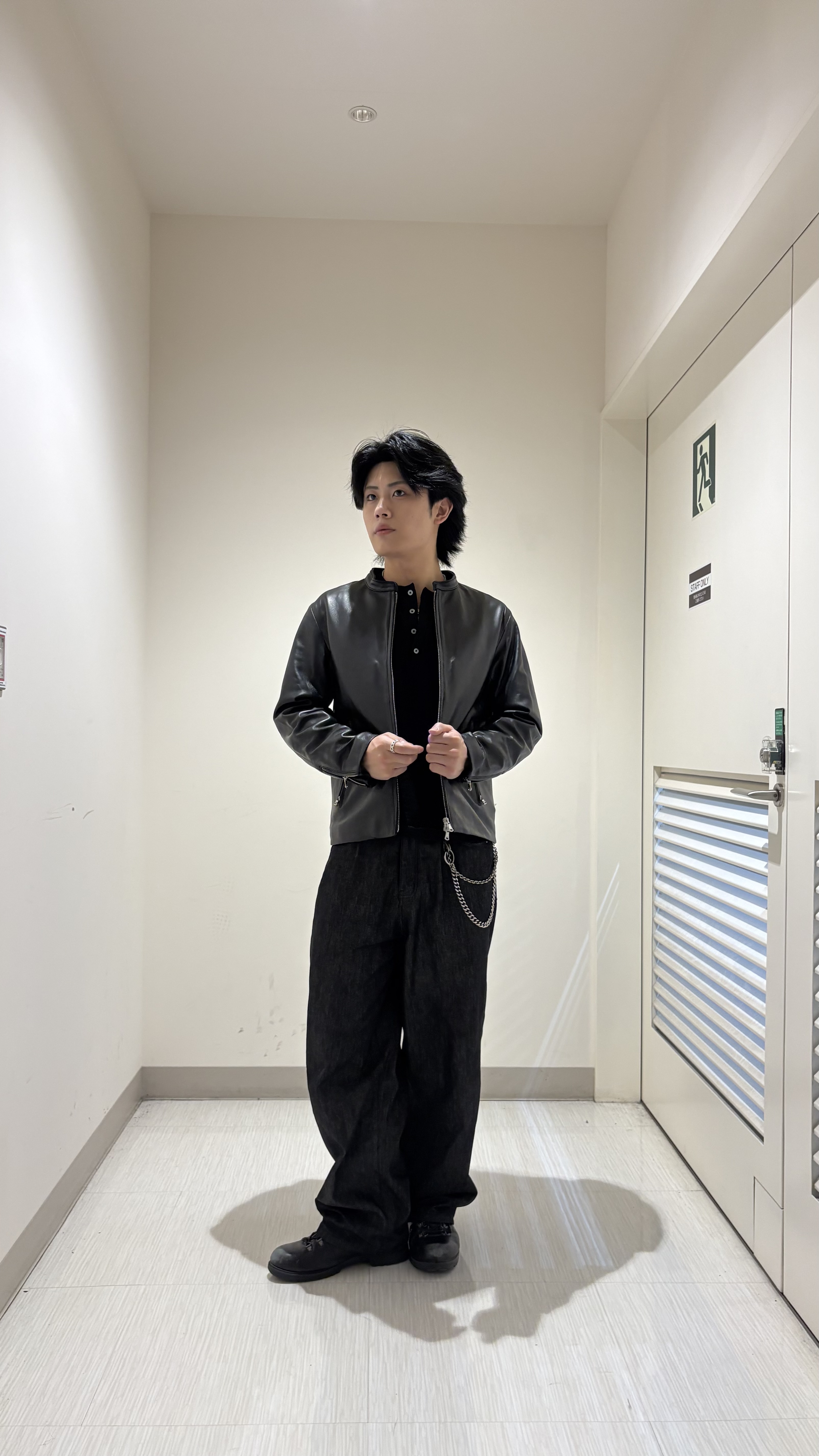 辻一樹さんの「tk.TAKEO KIKUCHI｜【色褪せしにくいデニム】Comfy Fadeless Denim Seriesバレルデニム」を使ったコーディネート