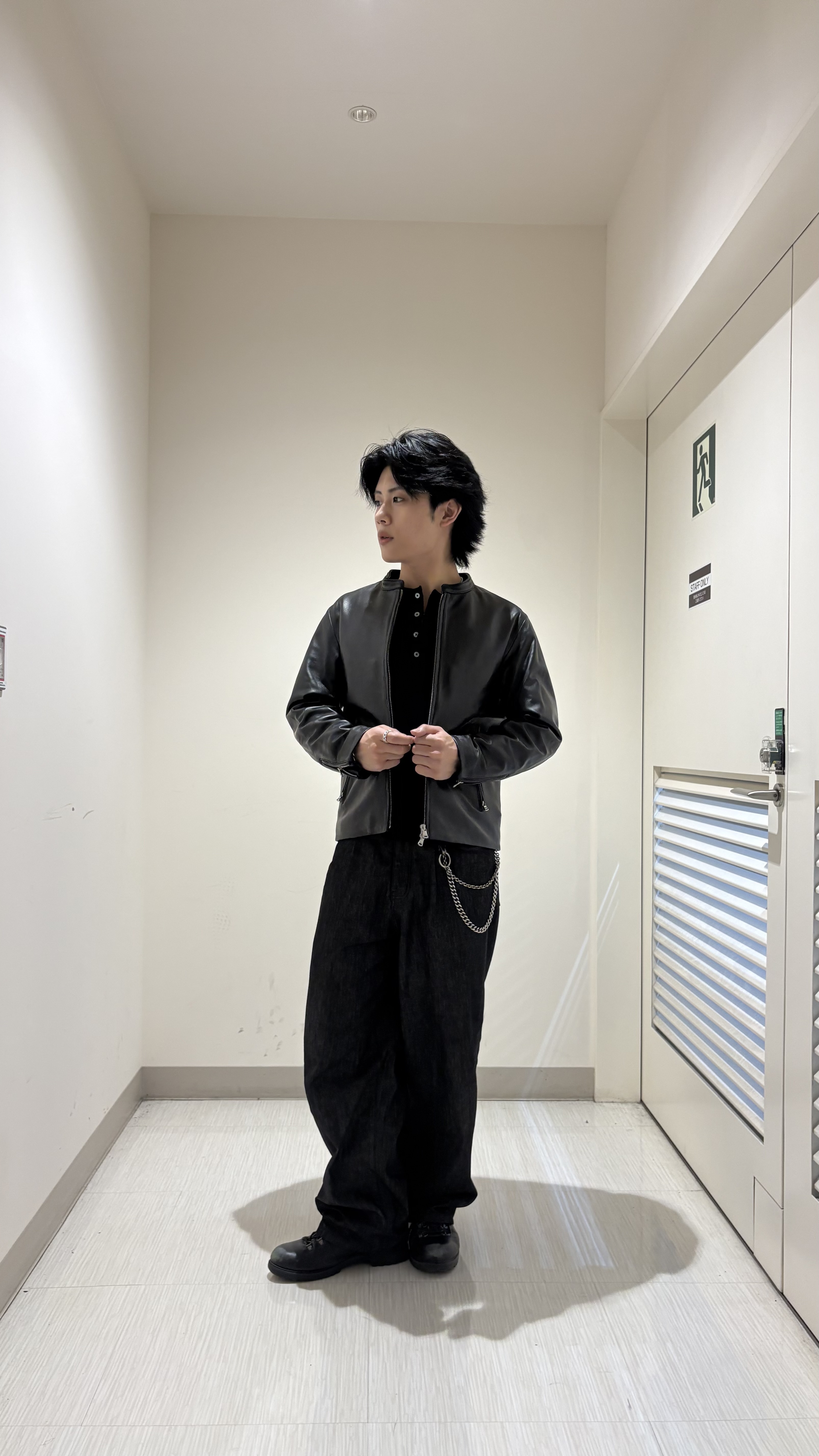 辻一樹さんの「tk.TAKEO KIKUCHI｜【色褪せしにくいデニム】Comfy Fadeless Denim Seriesバレルデニム」を使ったコーディネート